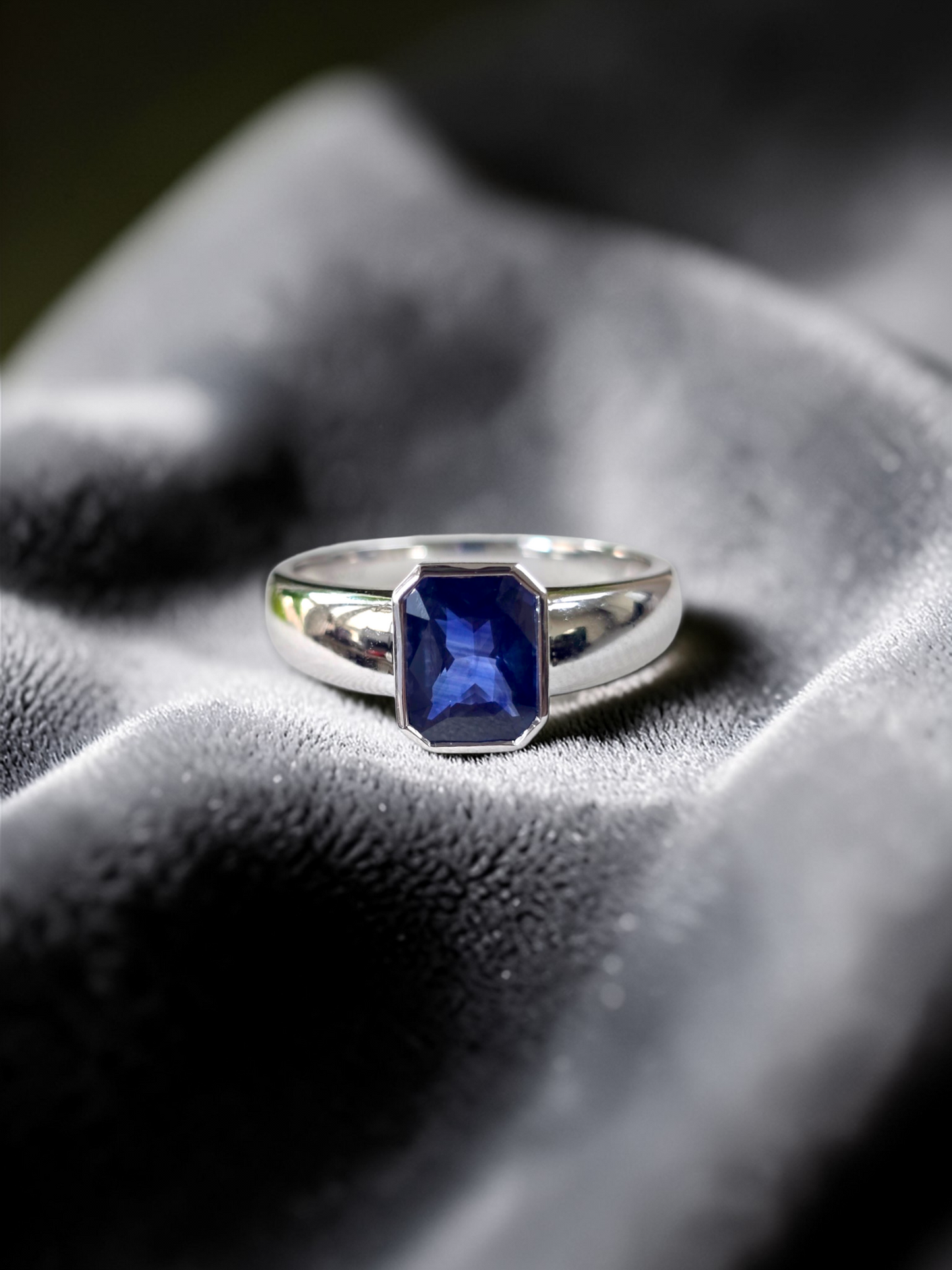 Hekinan Certified 1.72 cts. Natural Royal Blue Sapphire Men's Ring with 18K White Gold Size US 9 - R19
