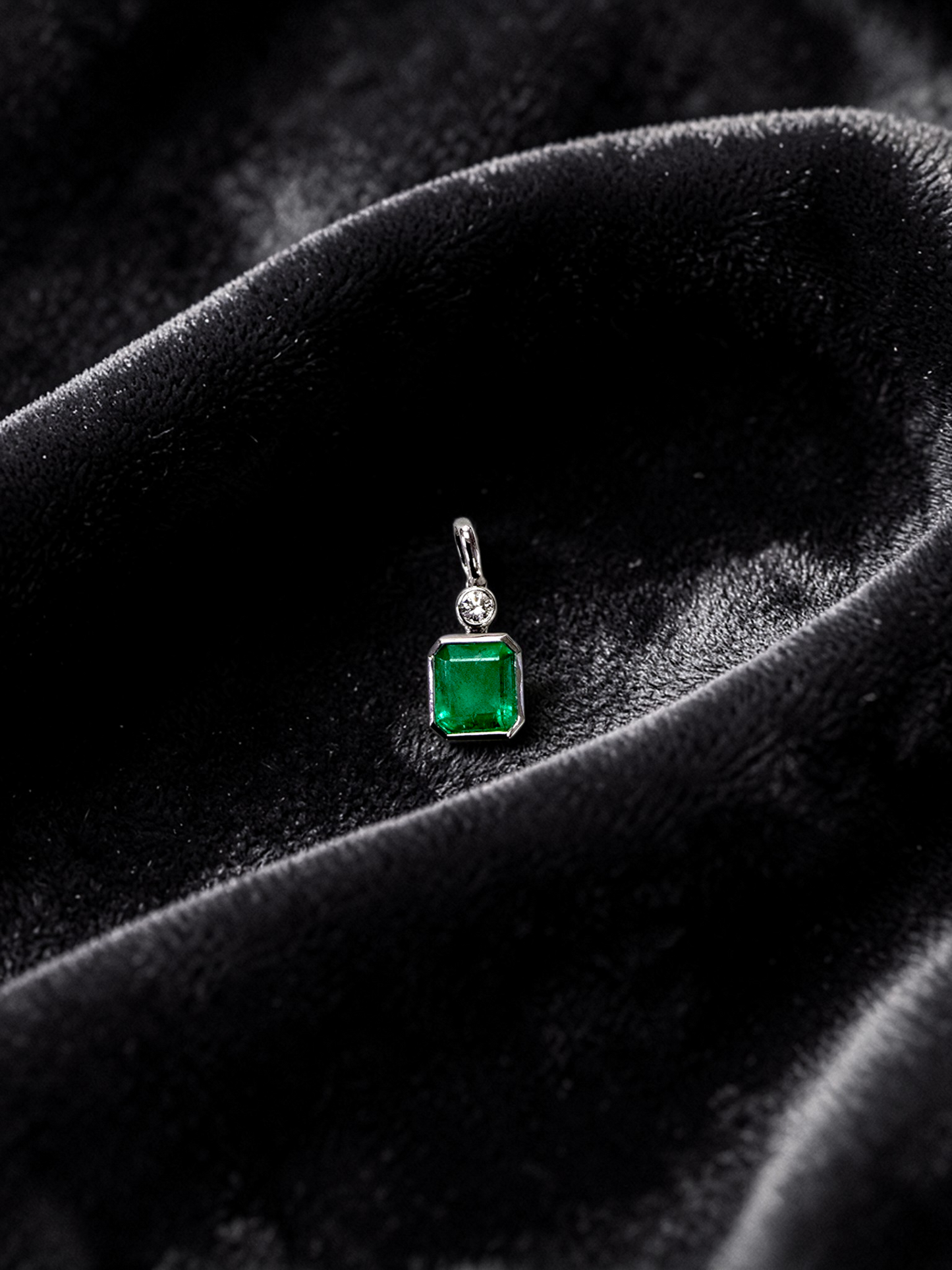 Kariya Certified 1.07 cts. Vivid Green Columbian Emerald Charm Pendant with 18K White Gold and White Diamonds - V1