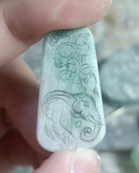 非洲象緬甸A-翡翠吊墜(鑲18K黃金)