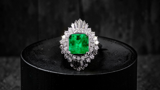 Kasugai MADE IN JAPAN Certified 3.17 cts. Vivid Green Columbian Emerald Ring with Platinum 900 and White Diamonds Size US4.5  - R15