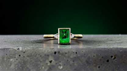 Toyokawa Certified 0.73cts. Green Columbian Emerald Ring with 18K Yellow Gold and White Diamonds Size US 6.5  - R17