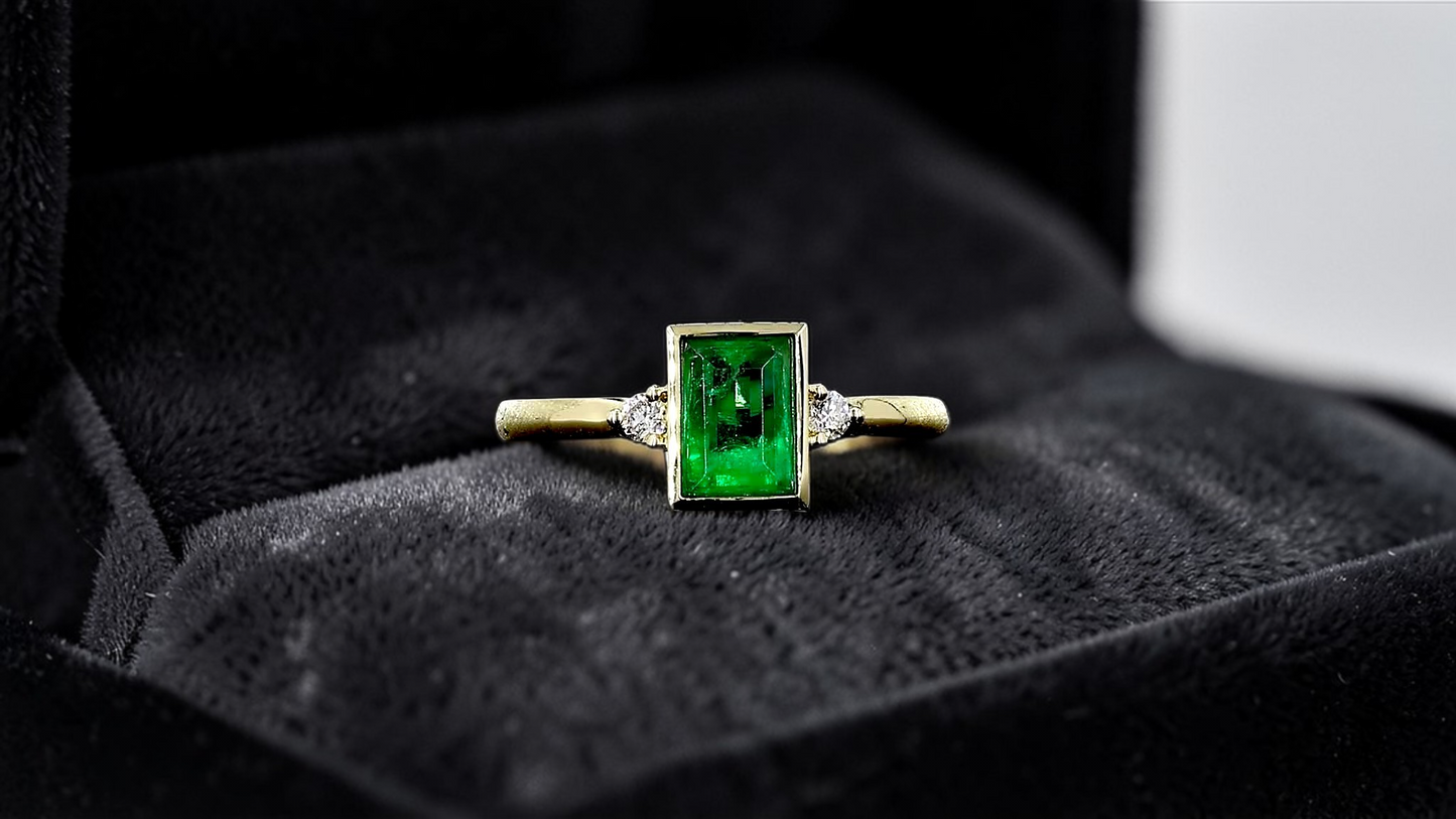 Toyokawa Certified 0.73cts. Green Columbian Emerald Ring with 18K Yellow Gold and White Diamonds Size US 6.5  - R17