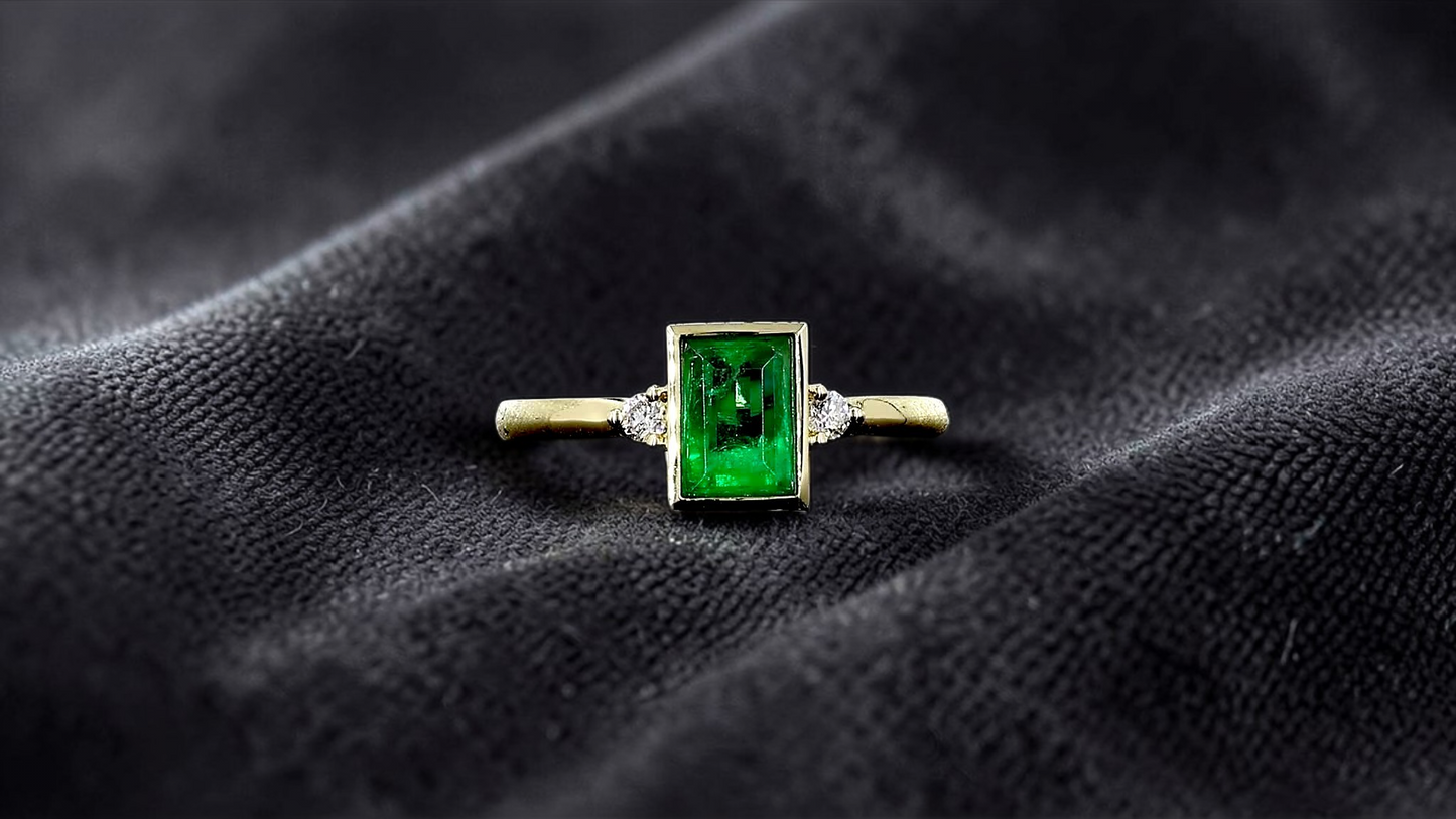 Toyokawa Certified 0.73cts. Green Columbian Emerald Ring with 18K Yellow Gold and White Diamonds Size US 6.5  - R17