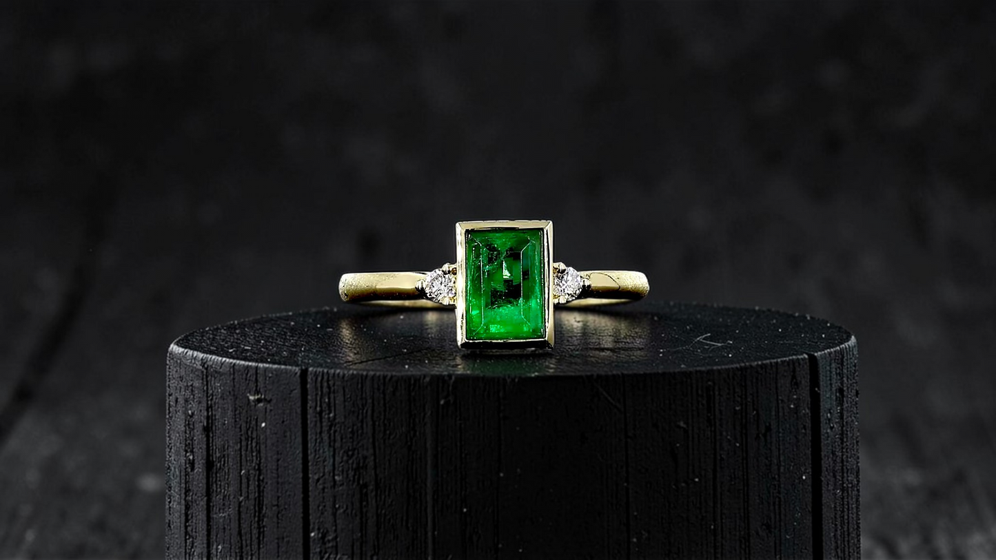 Toyokawa Certified 0.73cts. Green Columbian Emerald Ring with 18K Yellow Gold and White Diamonds Size US 6.5  - R17