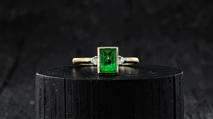 Toyokawa Certified 0.73cts. Green Columbian Emerald Ring with 18K Yellow Gold and White Diamonds Size US 6.5  - R17