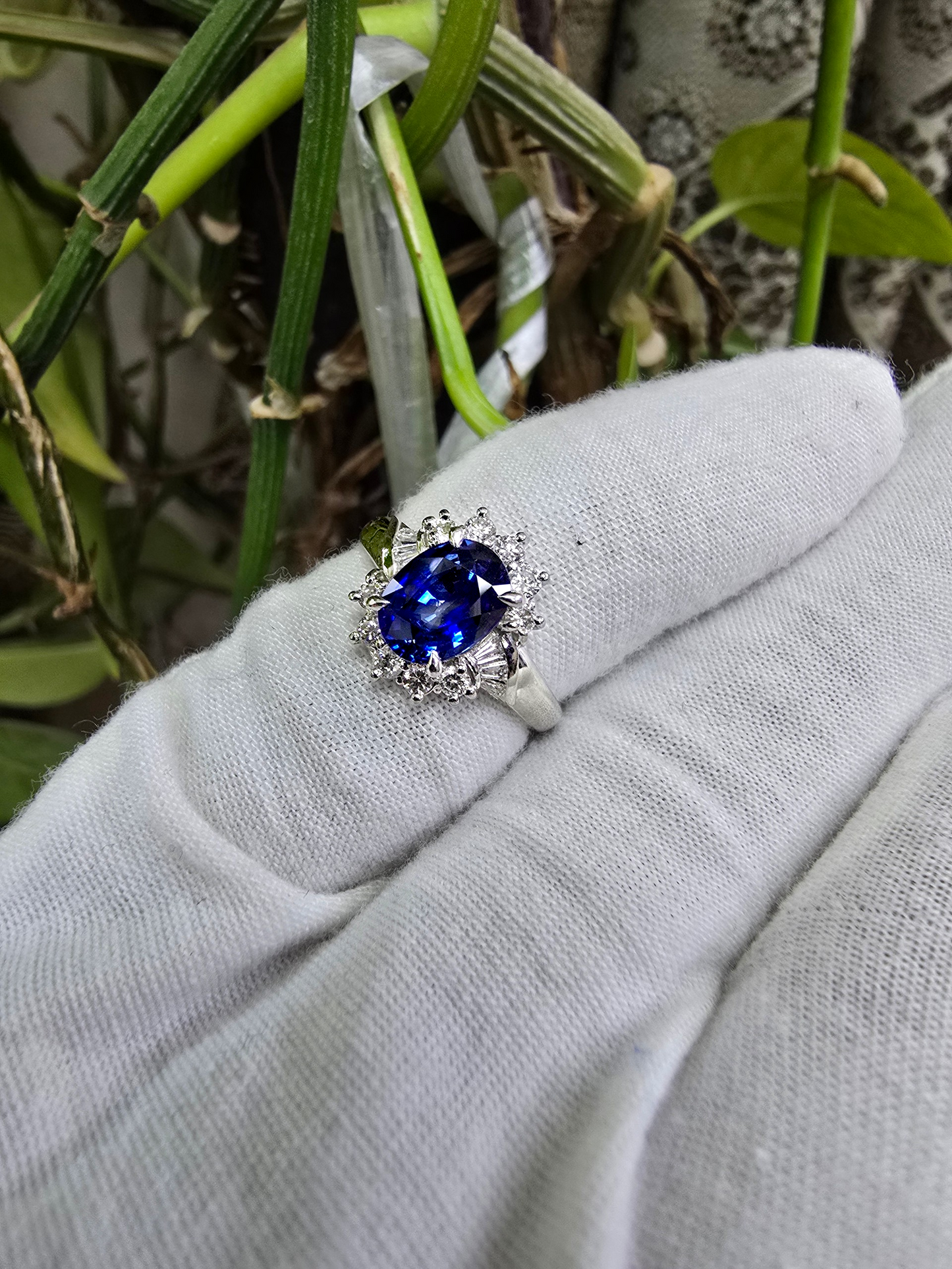 Seto MADE IN JAPAN Certified Oval Shaped 1.80 cts. Natural Deep Blue Sapphire Ring with Platinum 900 and White Diamonds Size US5.5  - R13