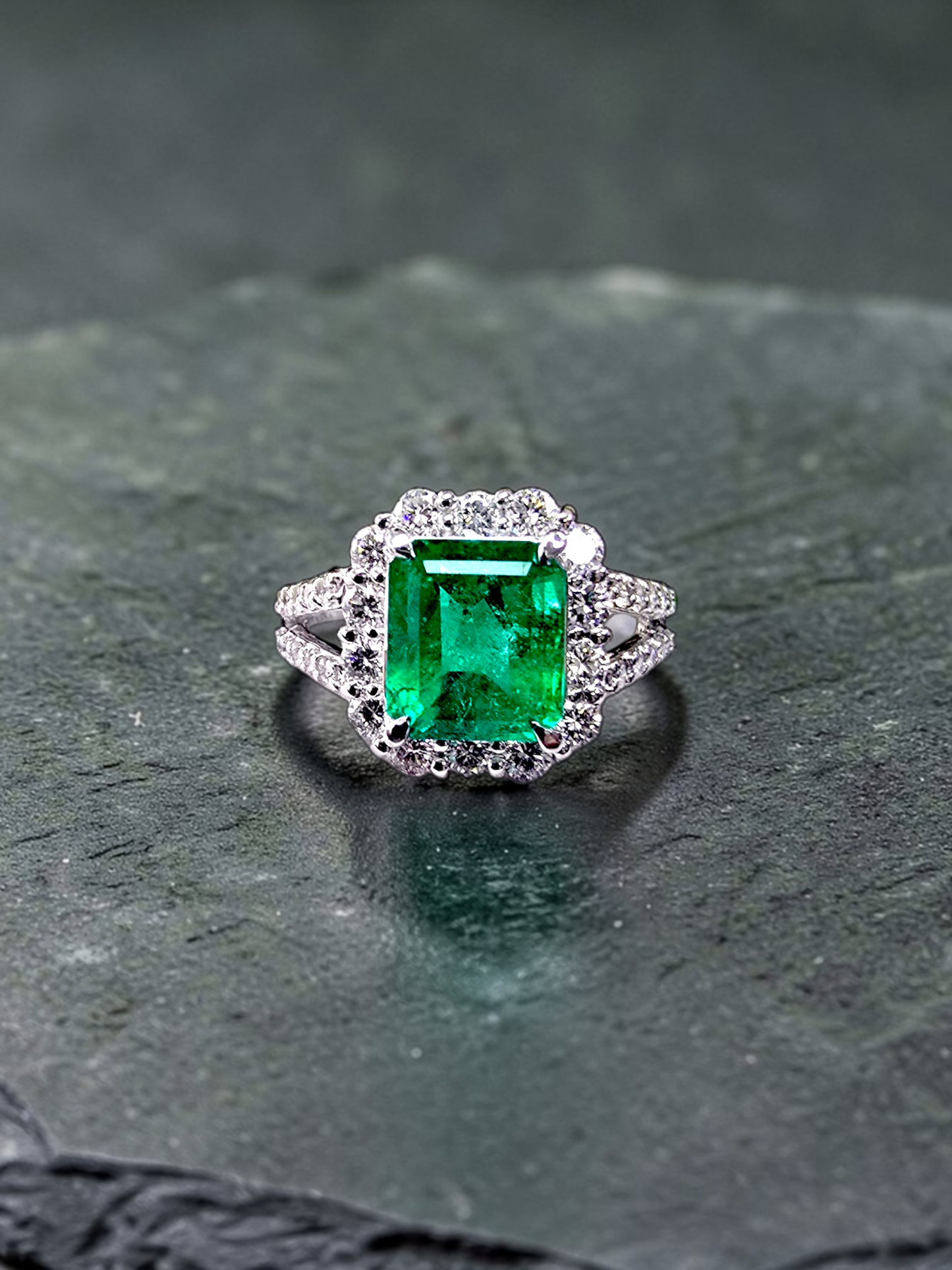 Handa MADE IN JAPAN Certified 2.34 cts. Minor Oil Vivid Green Columbian Emerald Ring with Platinum 900 and White Diamonds Size US6  - R14