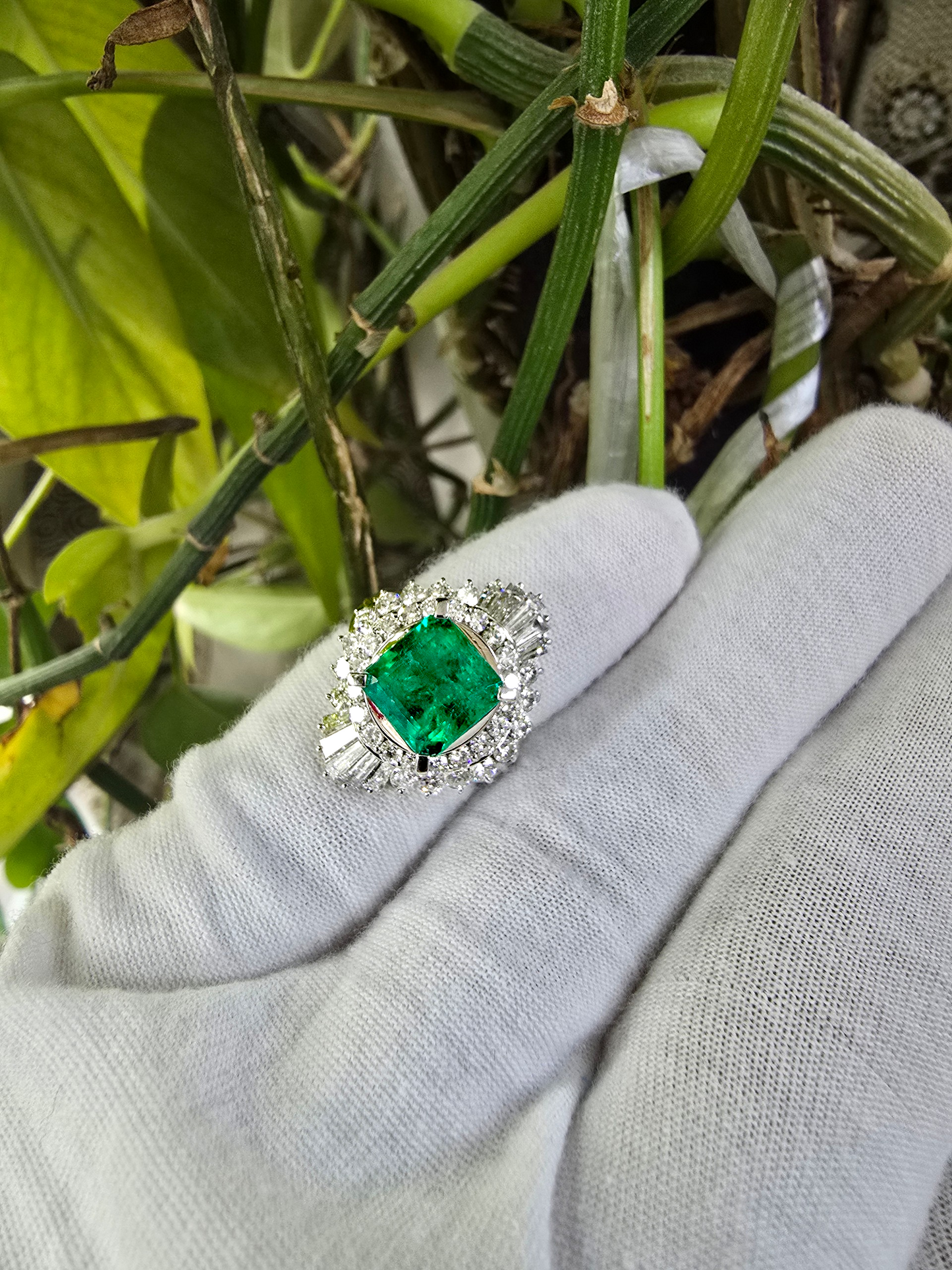 Kasugai MADE IN JAPAN Certified 3.17 cts. Vivid Green Columbian Emerald Ring with Platinum 900 and White Diamonds Size US4.5  - R15