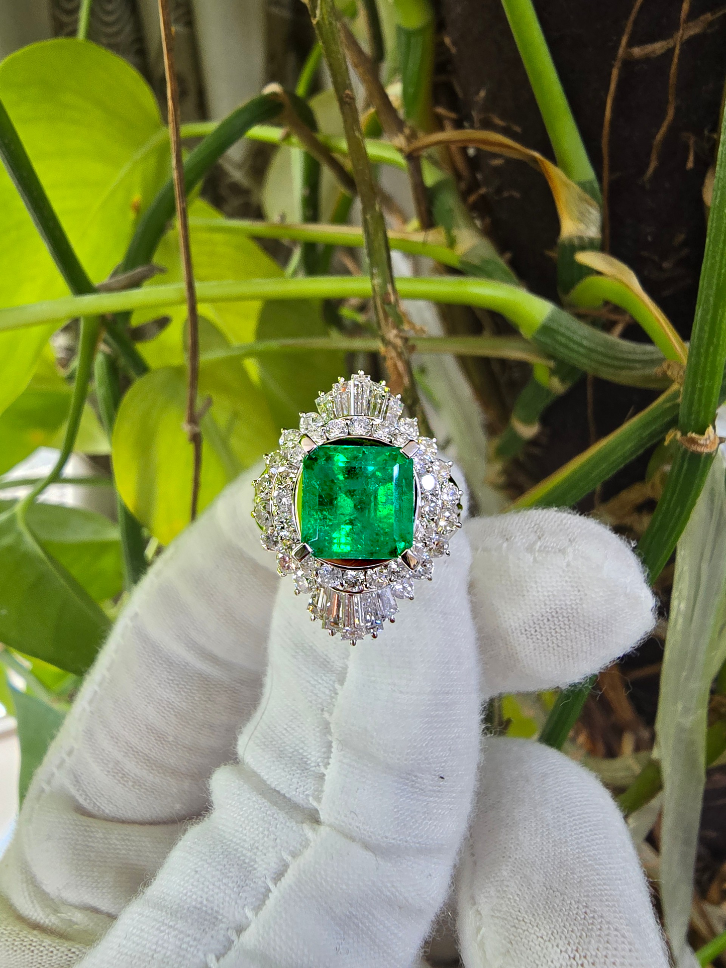 Kasugai MADE IN JAPAN Certified 3.17 cts. Vivid Green Columbian Emerald Ring with Platinum 900 and White Diamonds Size US4.5  - R15