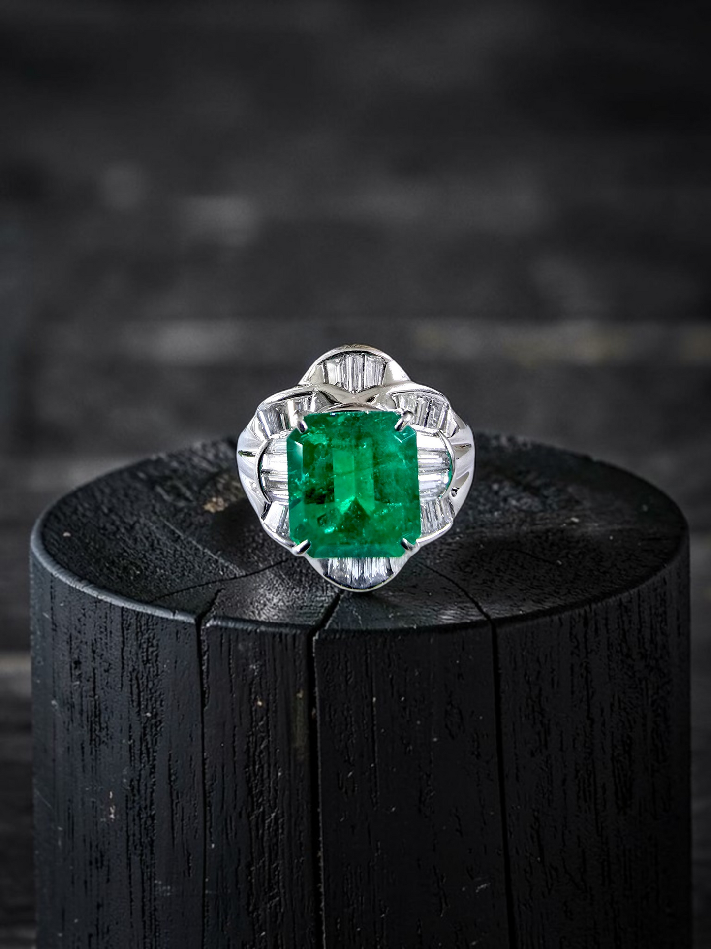 Nishio MADE IN JAPAN Certified 3.51 cts. Muzo Vivid Green Columbian Emerald Ring with Platinum 900 and White Diamonds Size US6  - R16