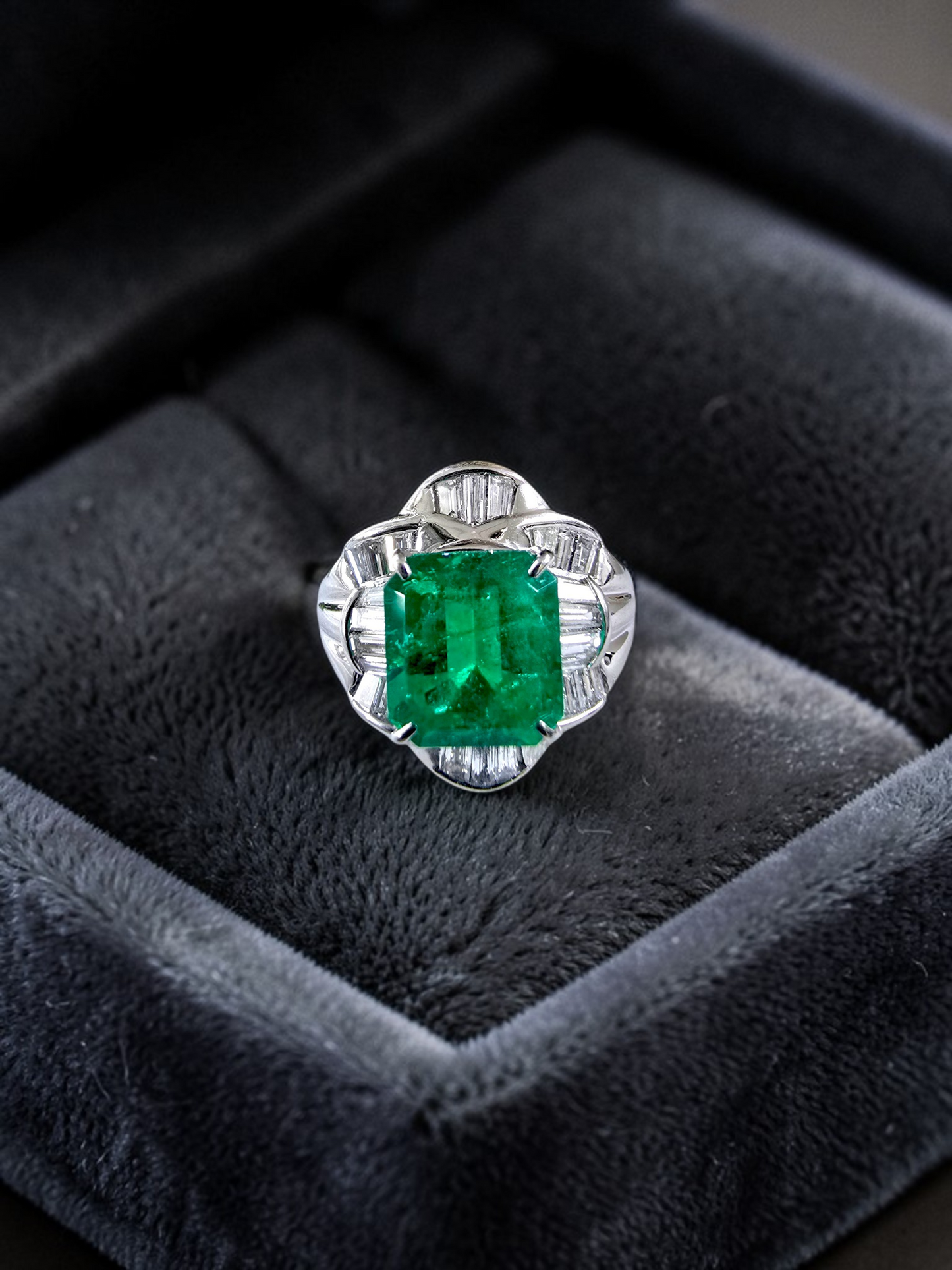 Nishio MADE IN JAPAN Certified 3.51 cts. Muzo Vivid Green Columbian Emerald Ring with Platinum 900 and White Diamonds Size US6  - R16