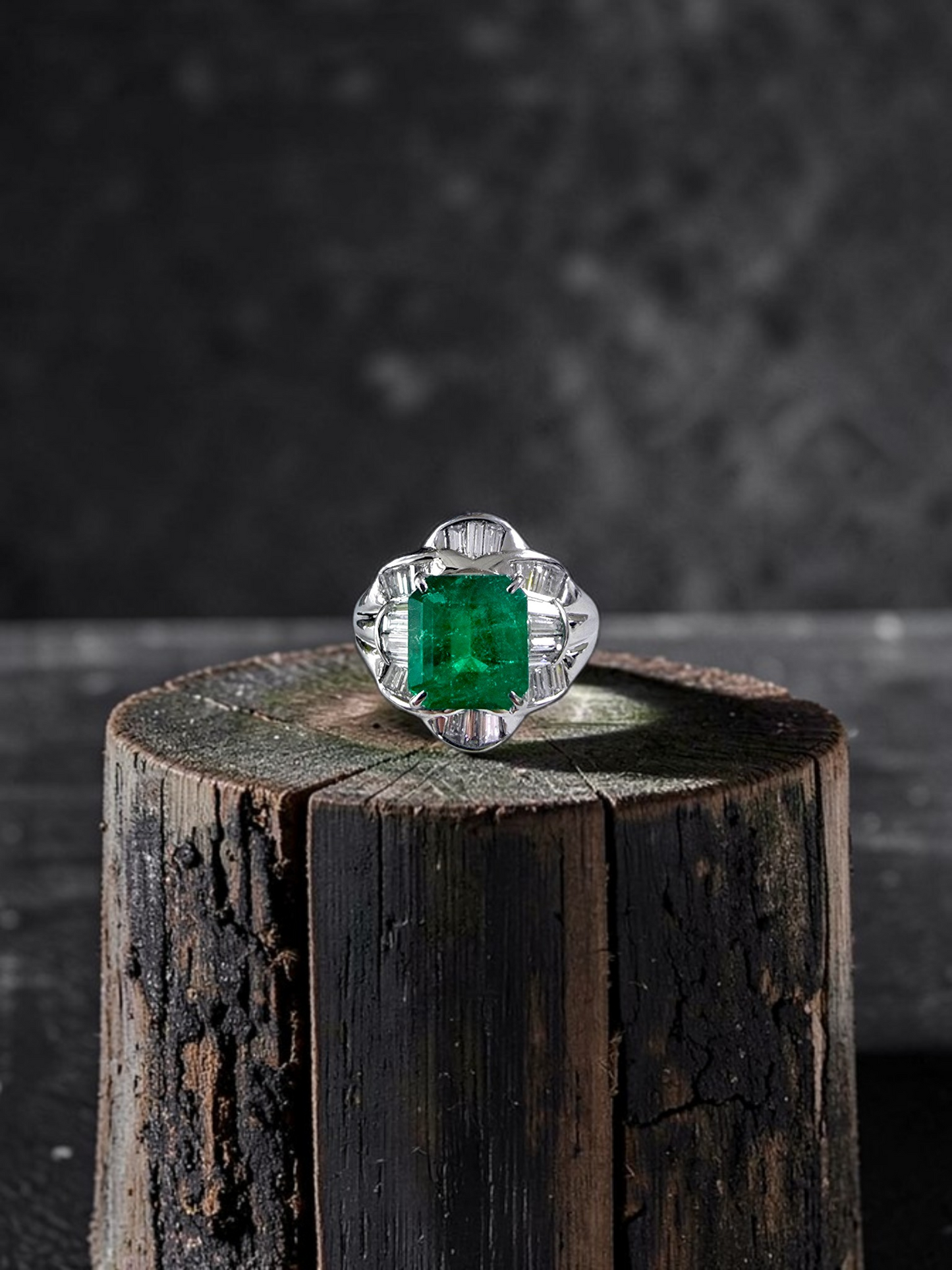 Nishio MADE IN JAPAN Certified 3.51 cts. Muzo Vivid Green Columbian Emerald Ring with Platinum 900 and White Diamonds Size US6  - R16