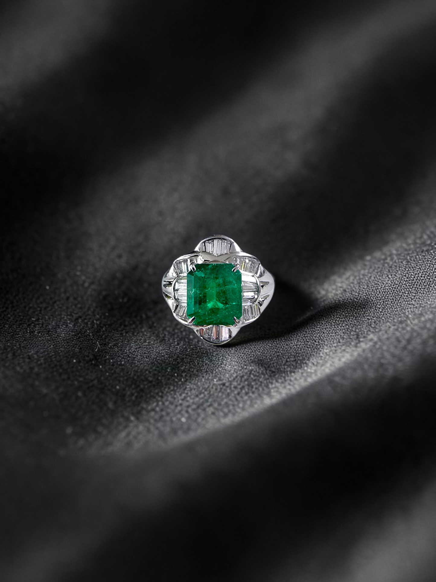Nishio MADE IN JAPAN Certified 3.51 cts. Muzo Vivid Green Columbian Emerald Ring with Platinum 900 and White Diamonds Size US6  - R16