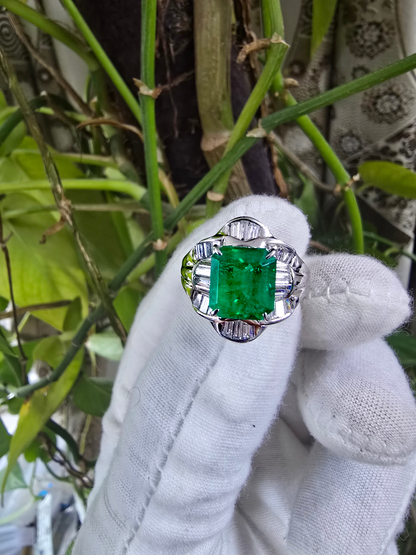 Nishio MADE IN JAPAN Certified 3.51 cts. Muzo Vivid Green Columbian Emerald Ring with Platinum 900 and White Diamonds Size US6  - R16