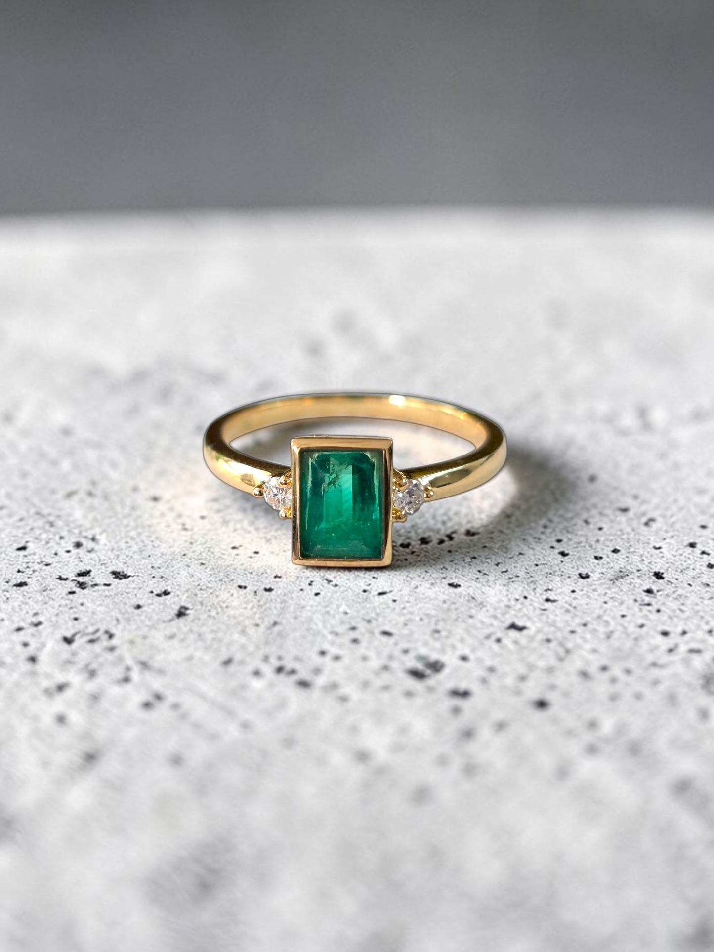 Toyokawa Certified 0.73cts. Green Columbian Emerald Ring with 18K Yellow Gold and White Diamonds Size US 6.5  - R17