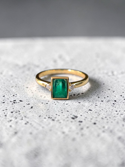 Toyokawa Certified 0.73cts. Green Columbian Emerald Ring with 18K Yellow Gold and White Diamonds Size US 6.5  - R17