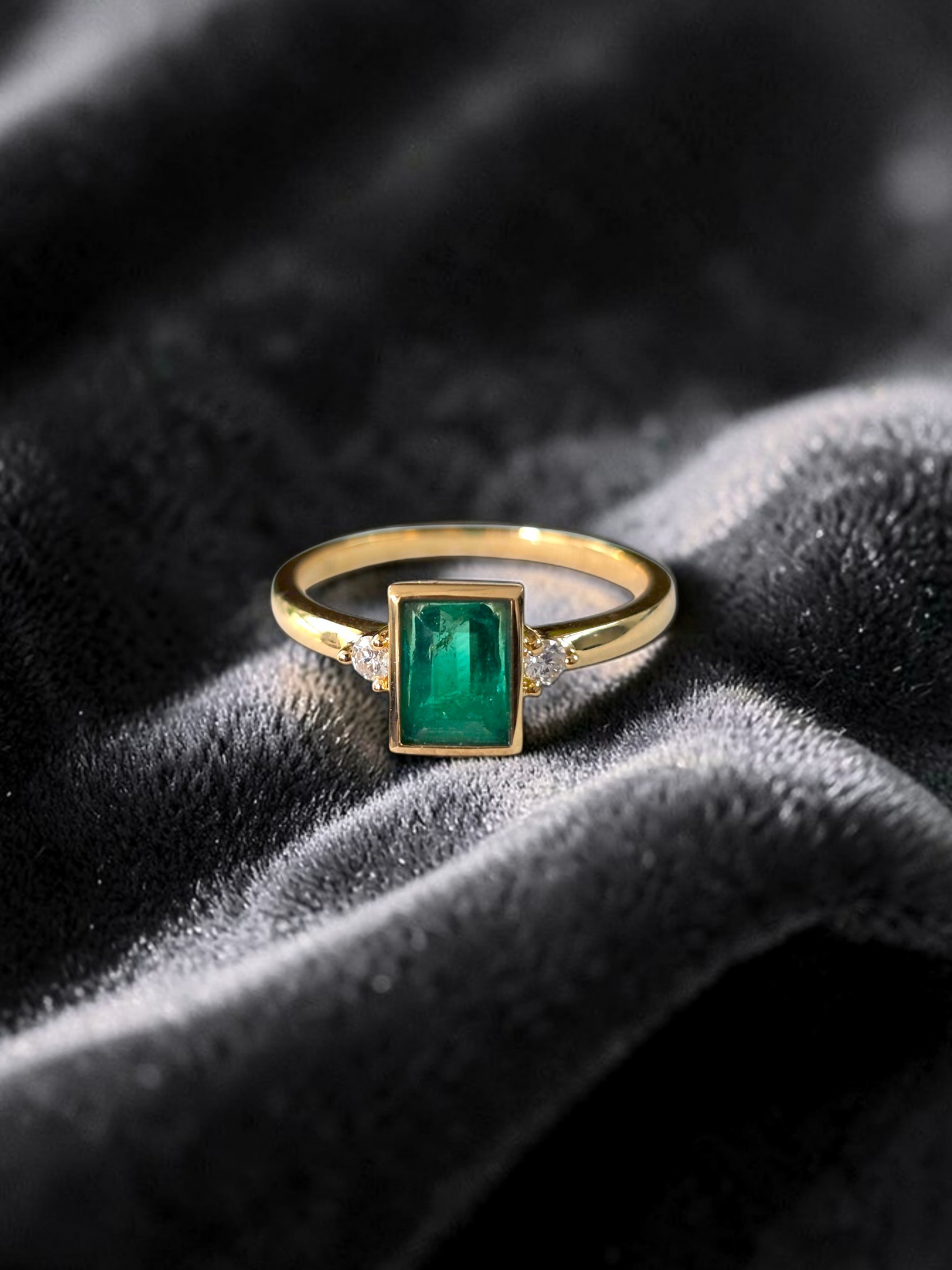 Toyokawa Certified 0.73cts. Green Columbian Emerald Ring with 18K Yellow Gold and White Diamonds Size US 6.5  - R17