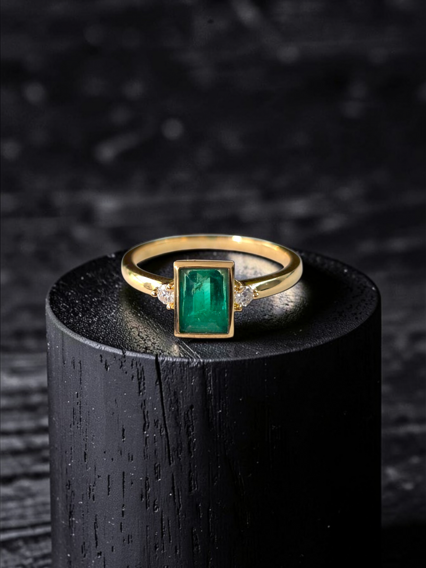 Toyokawa Certified 0.73cts. Green Columbian Emerald Ring with 18K Yellow Gold and White Diamonds Size US 6.5  - R17