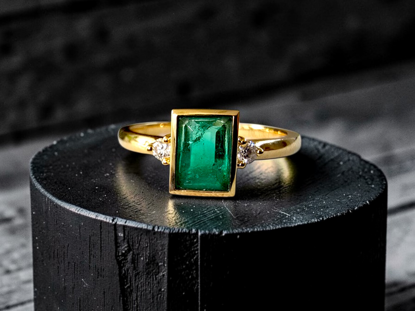 Toyokawa Certified 0.73cts. Green Columbian Emerald Ring with 18K Yellow Gold and White Diamonds Size US 6.5  - R17