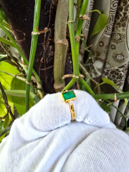 Toyokawa Certified 0.73cts. Green Columbian Emerald Ring with 18K Yellow Gold and White Diamonds Size US 6.5  - R17