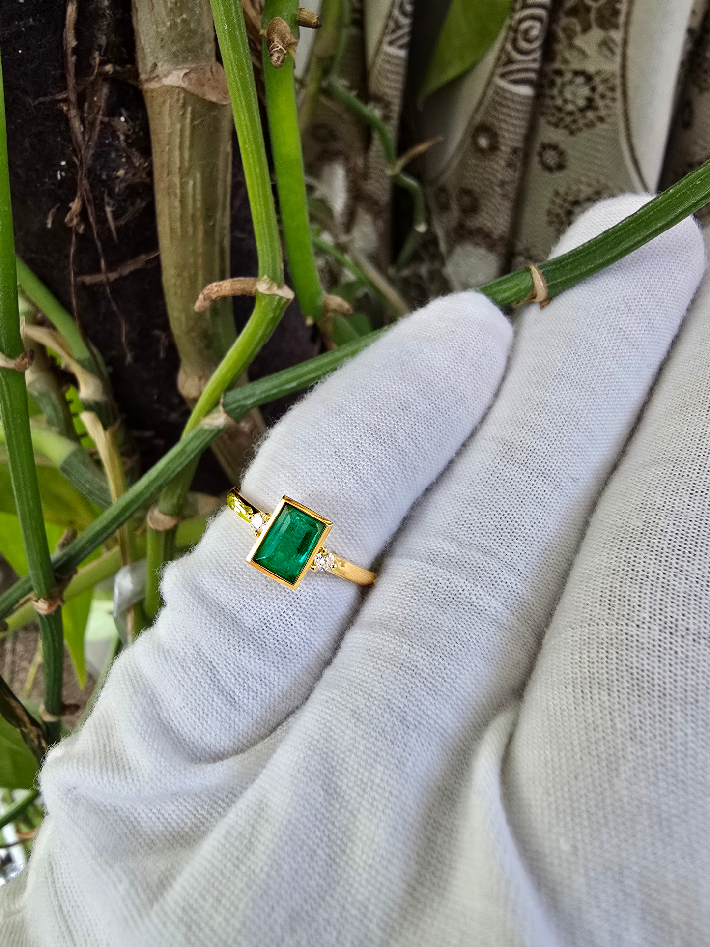 Toyokawa Certified 0.73cts. Green Columbian Emerald Ring with 18K Yellow Gold and White Diamonds Size US 6.5  - R17