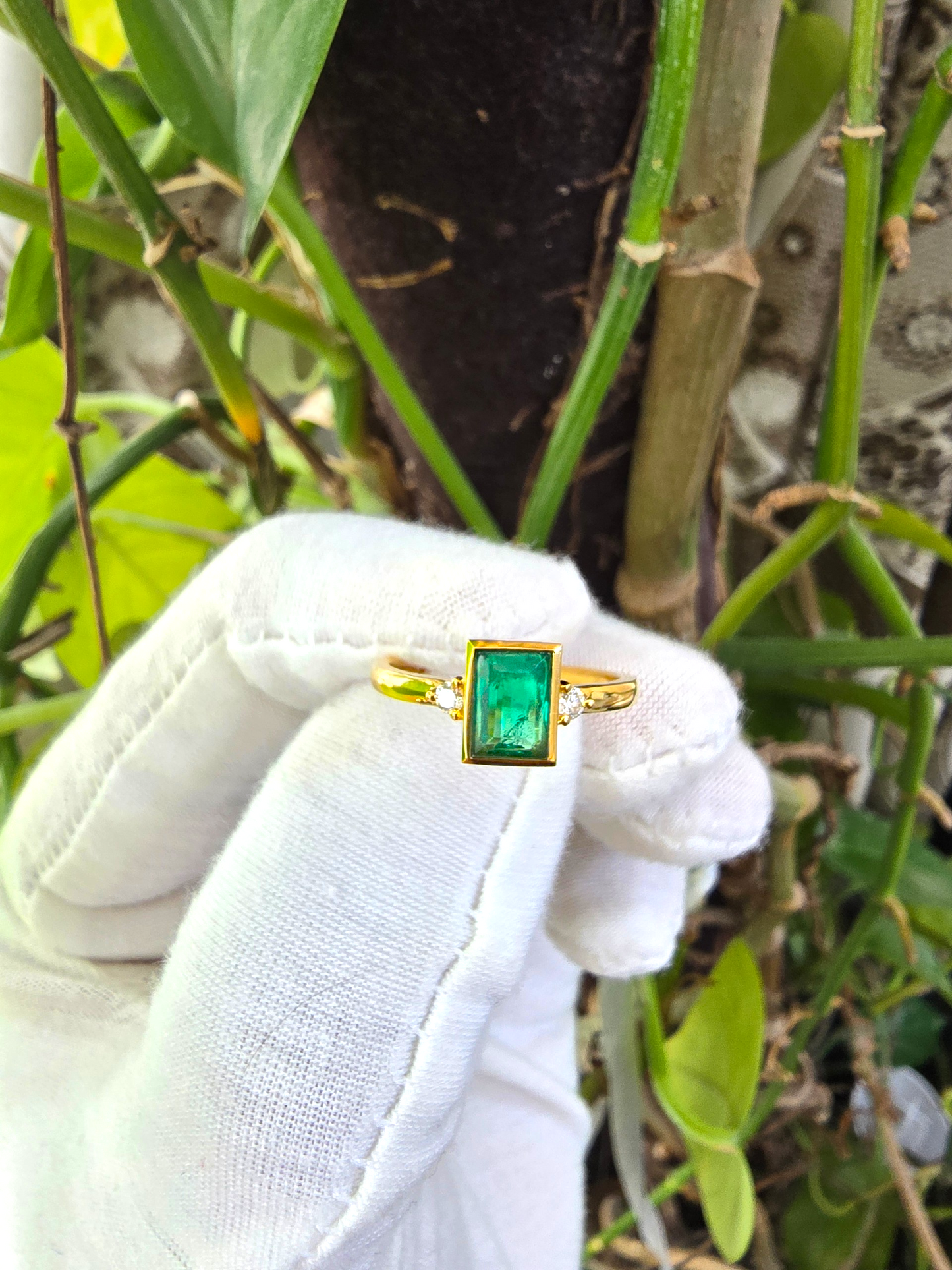 Toyokawa Certified 0.73cts. Green Columbian Emerald Ring with 18K Yellow Gold and White Diamonds Size US 6.5  - R17