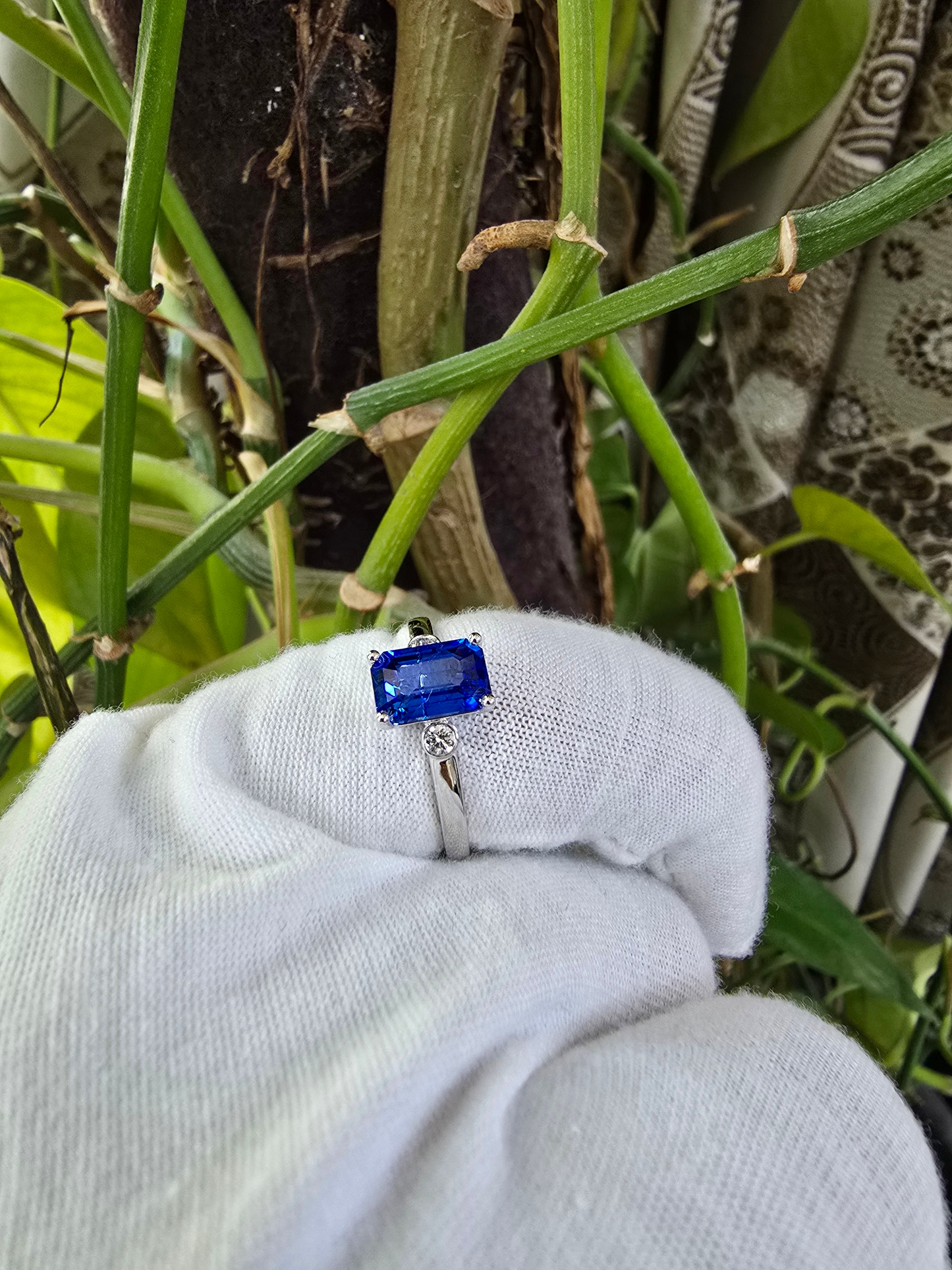 Tsushima Certified 2.02 cts. Natural Cornflower Blue Sapphire Ring with 18K White Gold and White Diamonds Size US 7.5  - R18