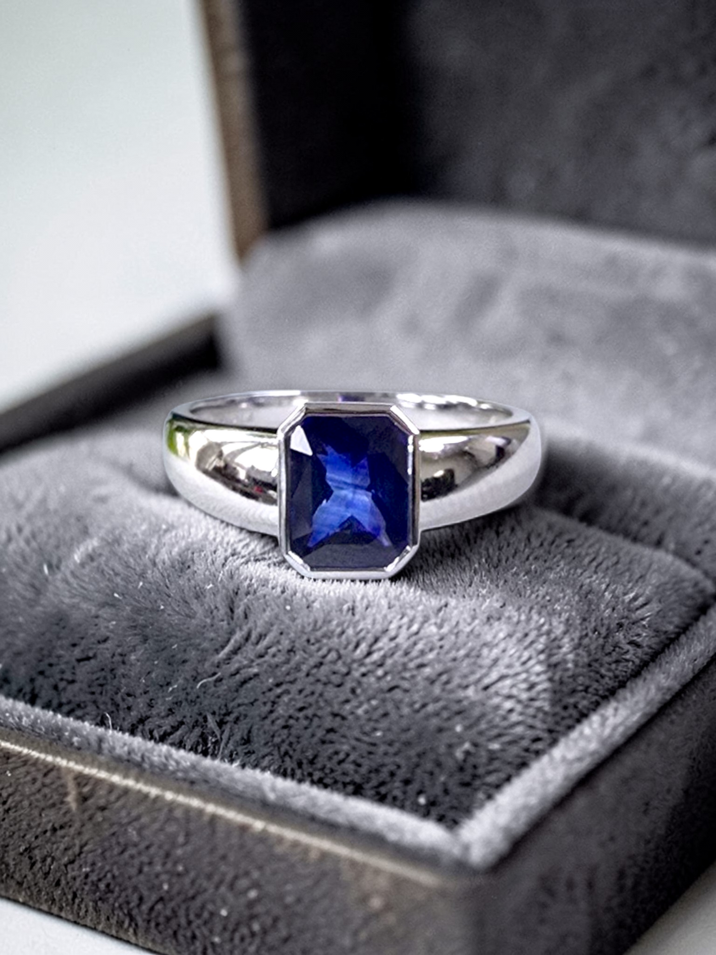 Hekinan Certified 1.72 cts. Natural Royal Blue Sapphire Men's Ring with 18K White Gold Size US 9  - R19