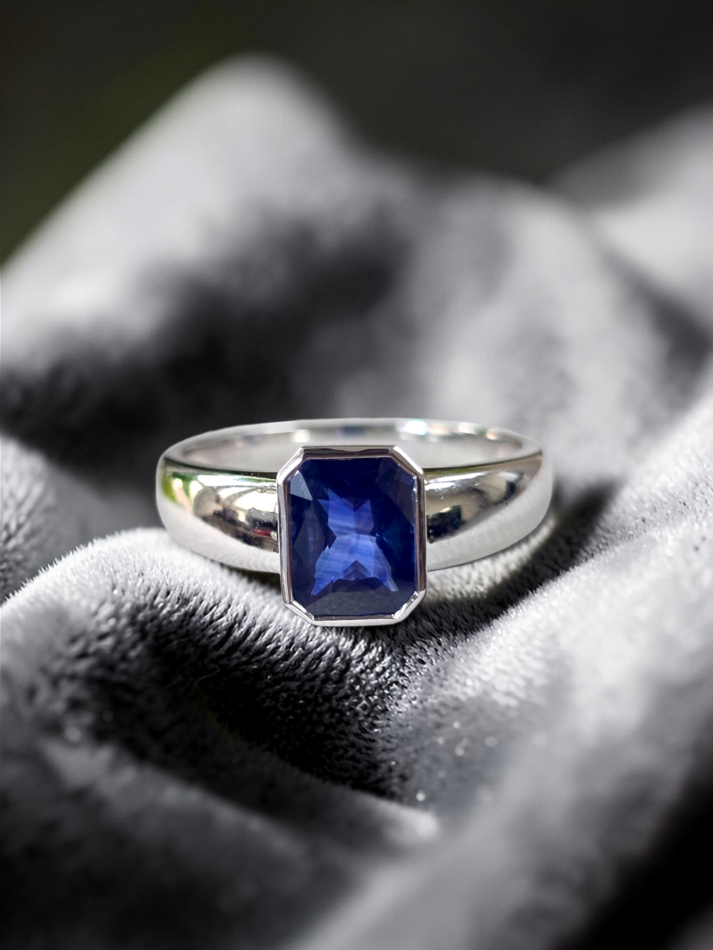 Hekinan Certified 1.72 cts. Natural Royal Blue Sapphire Men's Ring with 18K White Gold Size US 9  - R19