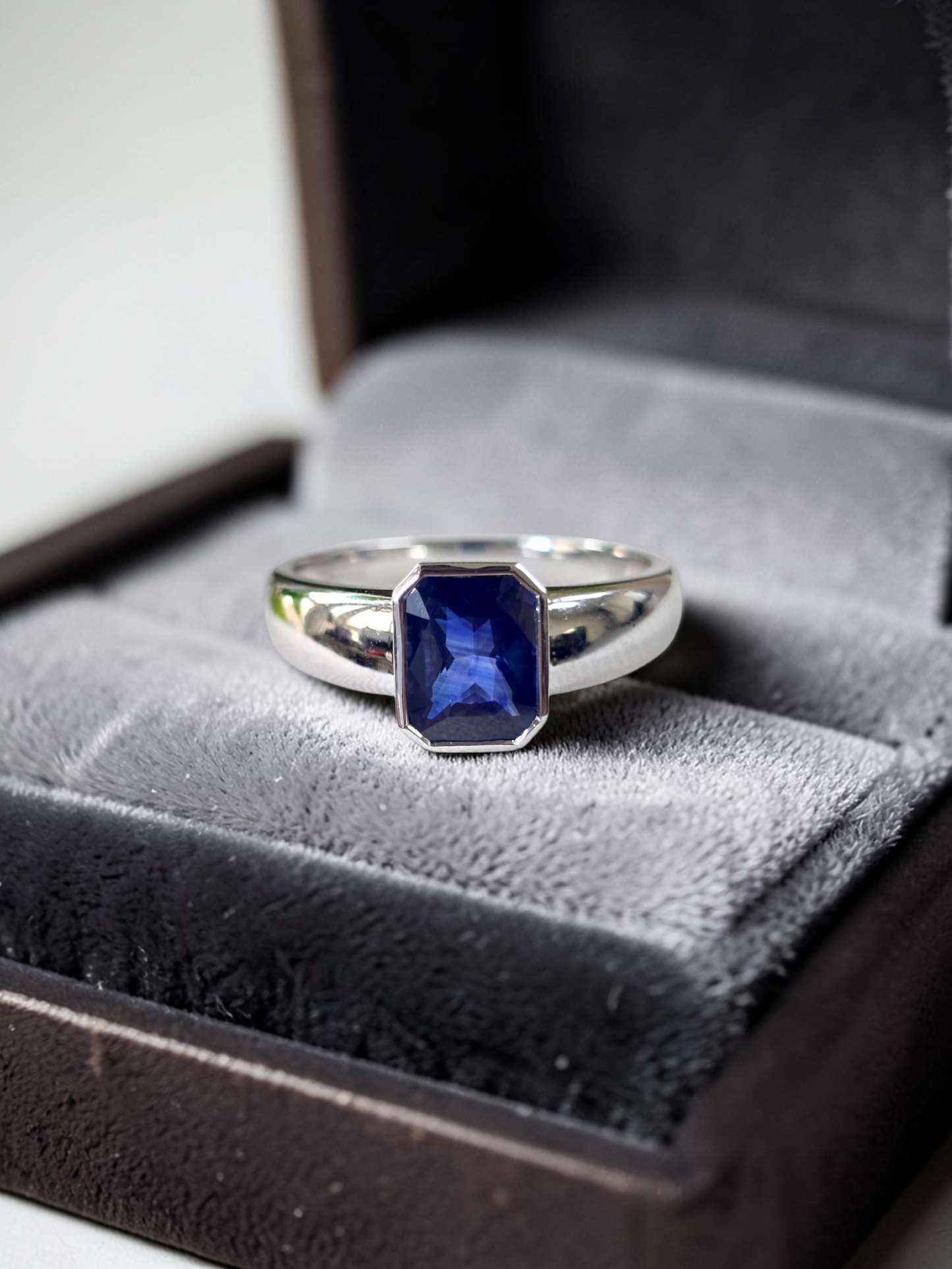 Hekinan Certified 1.72 cts. Natural Royal Blue Sapphire Men's Ring with 18K White Gold Size US 9  - R19