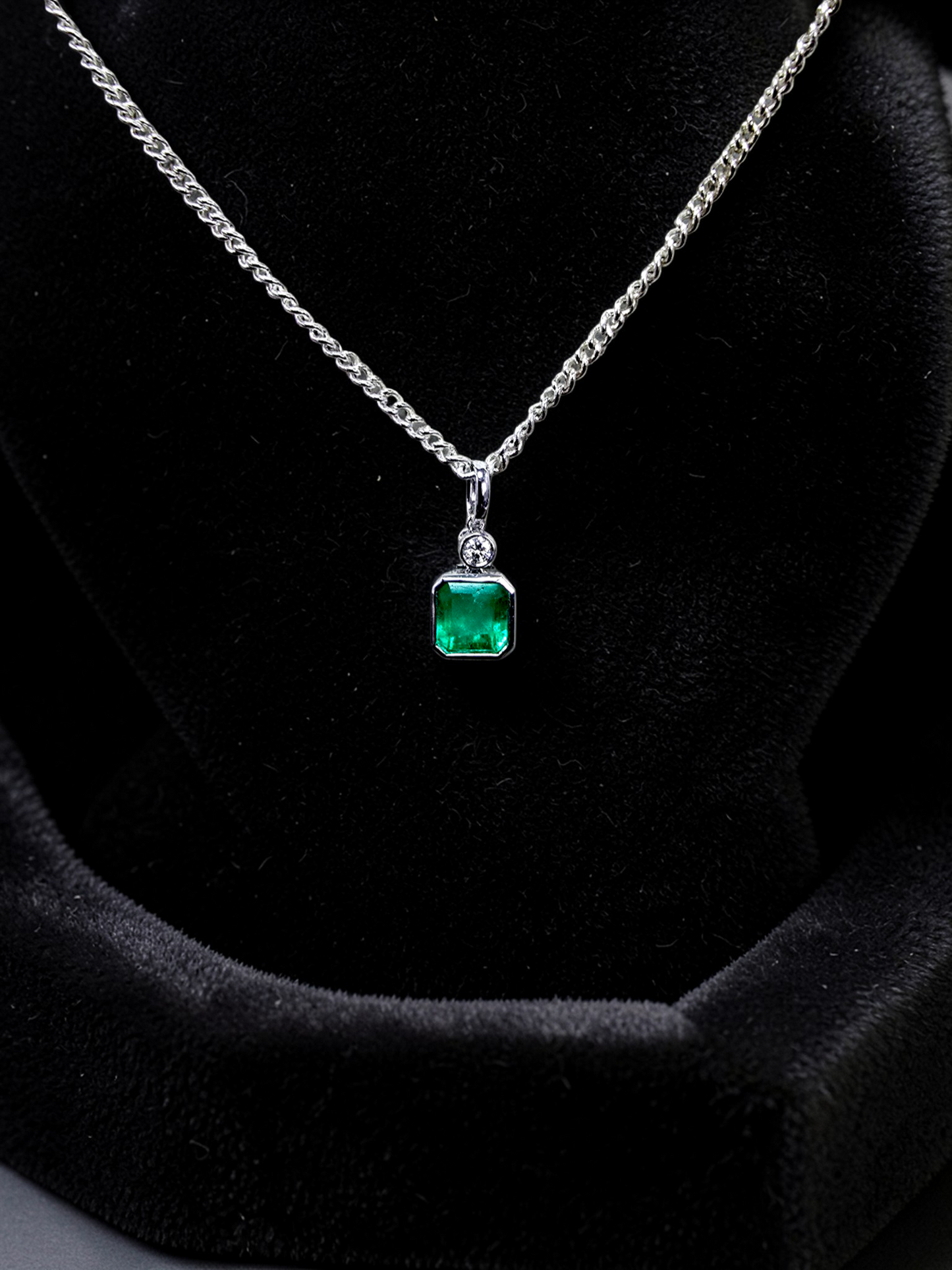 Kariya Certified 1.07 cts. Vivid Green Columbian Emerald Charm Pendant with 18K White Gold and White Diamonds - V1