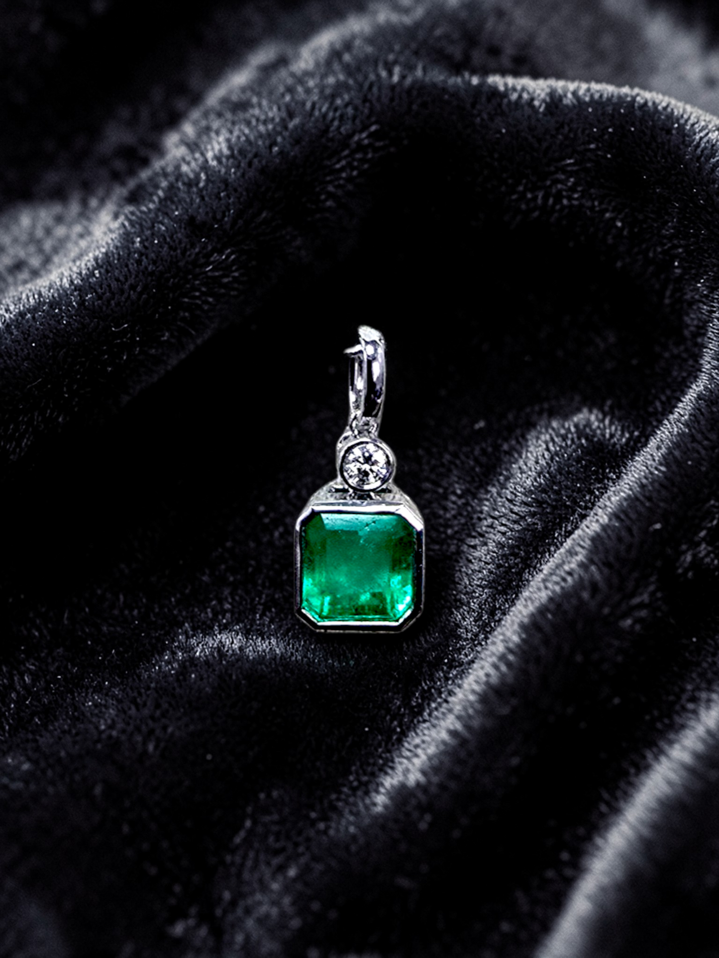 Kariya Certified 1.07 cts. Vivid Green Columbian Emerald Charm Pendant with 18K White Gold and White Diamonds - V1