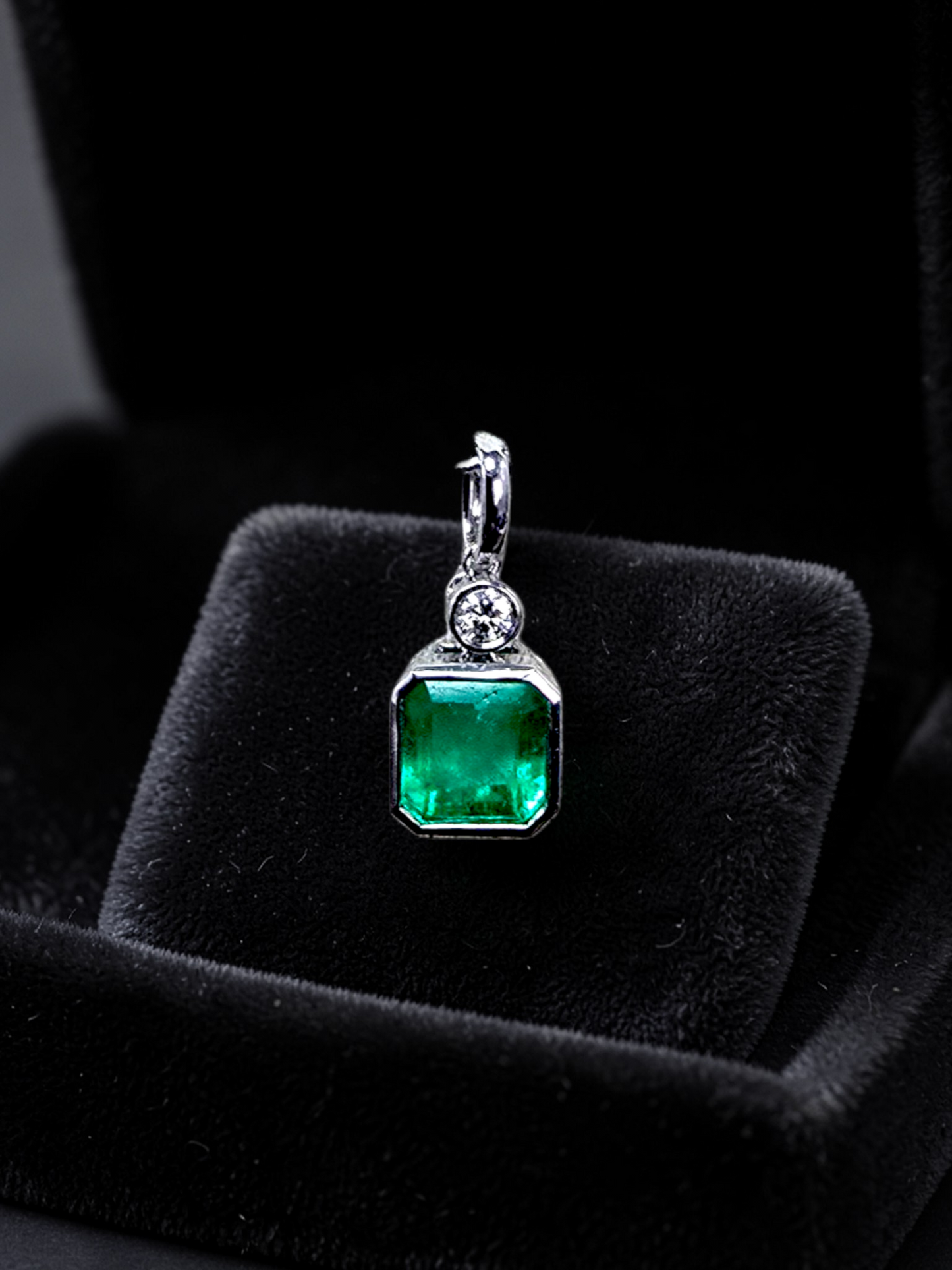 Kariya Certified 1.07 cts. Vivid Green Columbian Emerald Charm Pendant with 18K White Gold and White Diamonds - V1