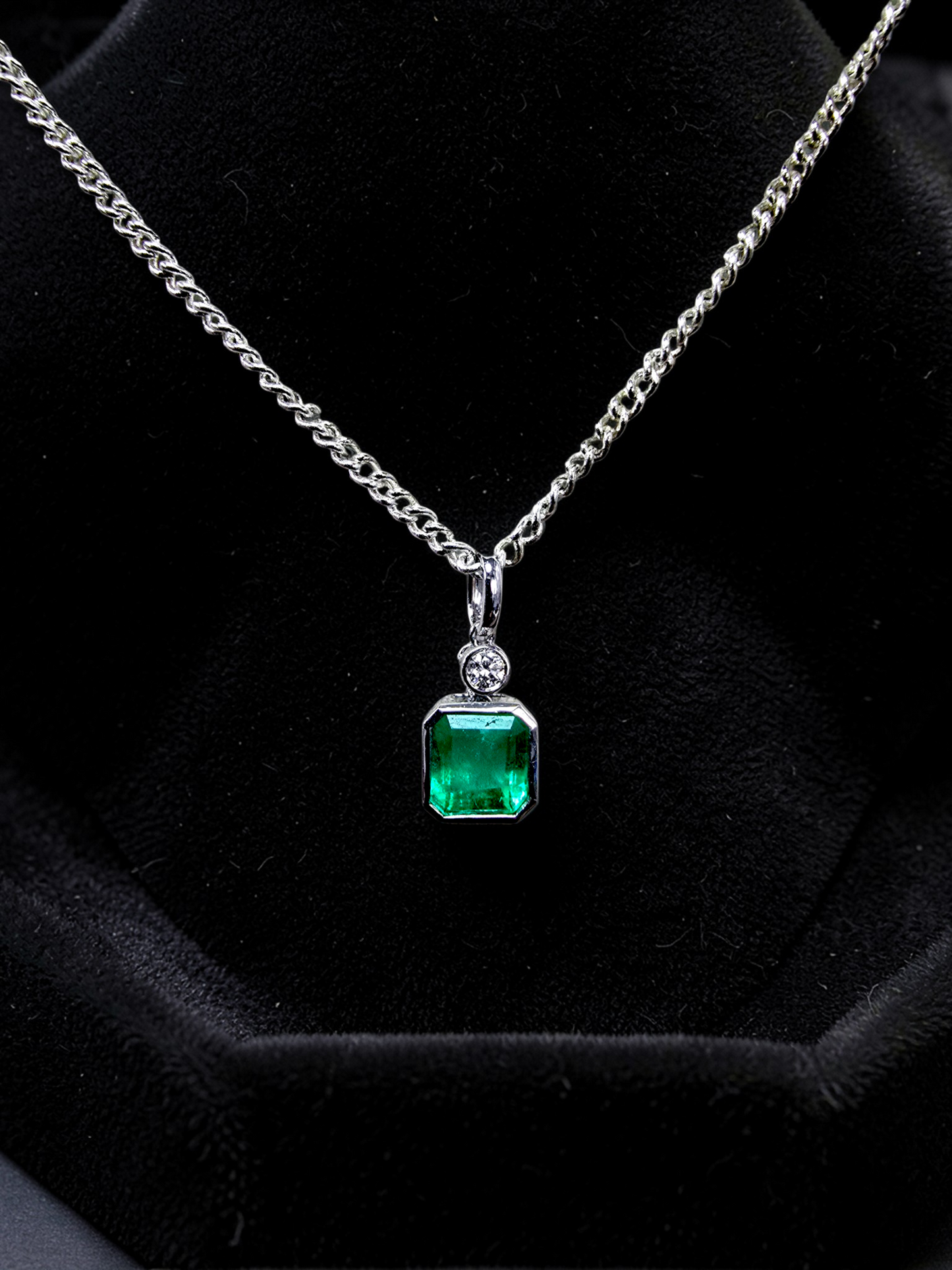 Kariya Certified 1.07 cts. Vivid Green Columbian Emerald Charm Pendant with 18K White Gold and White Diamonds - V1
