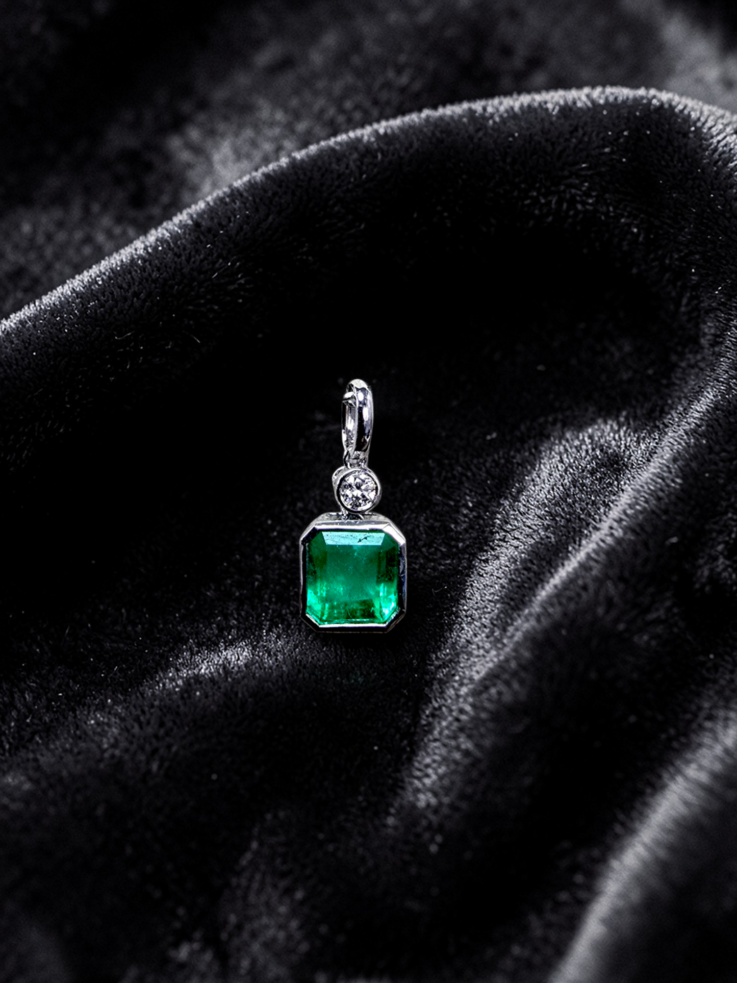 Kariya Certified 1.07 cts. Vivid Green Columbian Emerald Charm Pendant with 18K White Gold and White Diamonds - V1