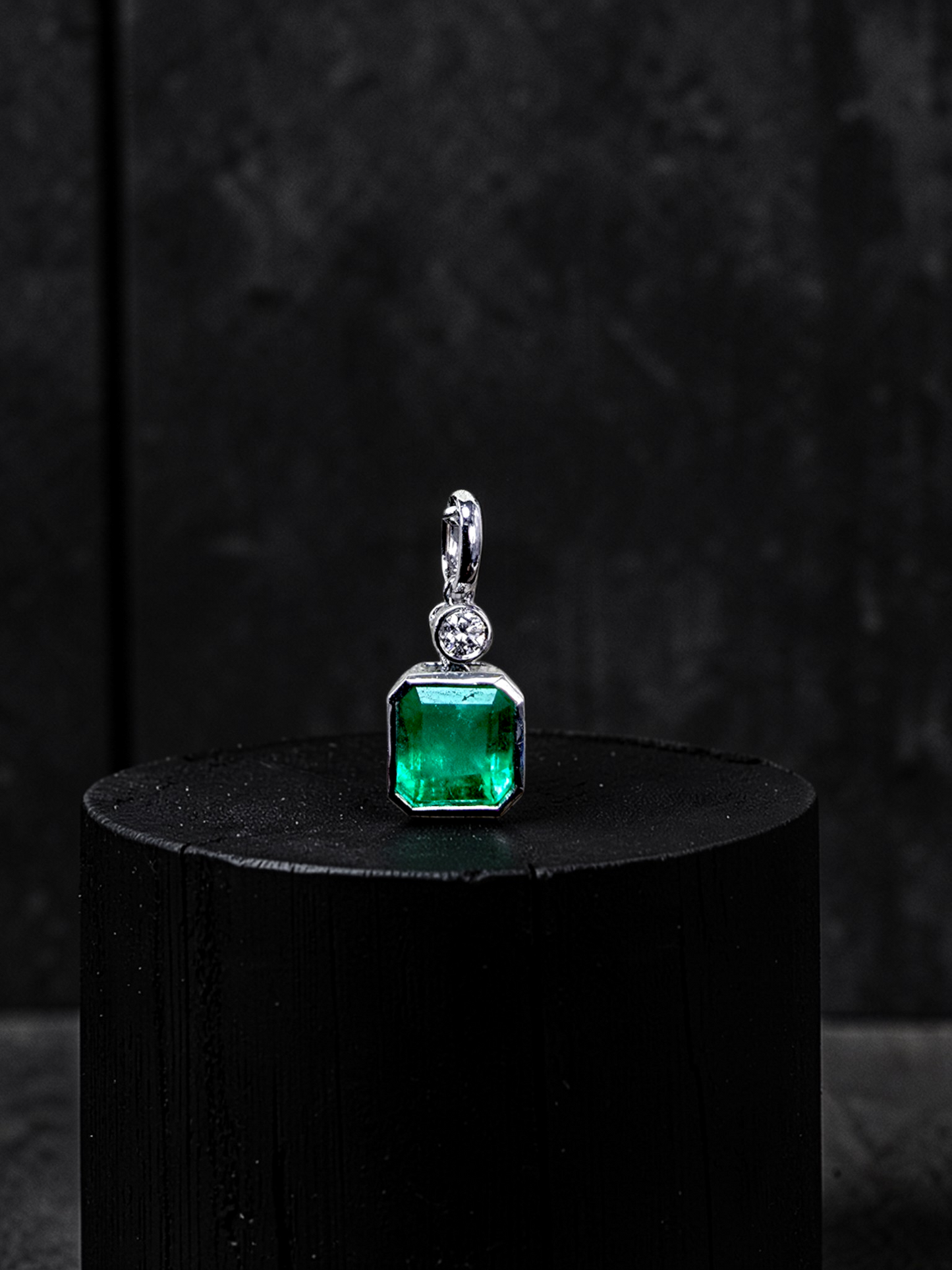 Kariya Certified 1.07 cts. Vivid Green Columbian Emerald Charm Pendant with 18K White Gold and White Diamonds - V1
