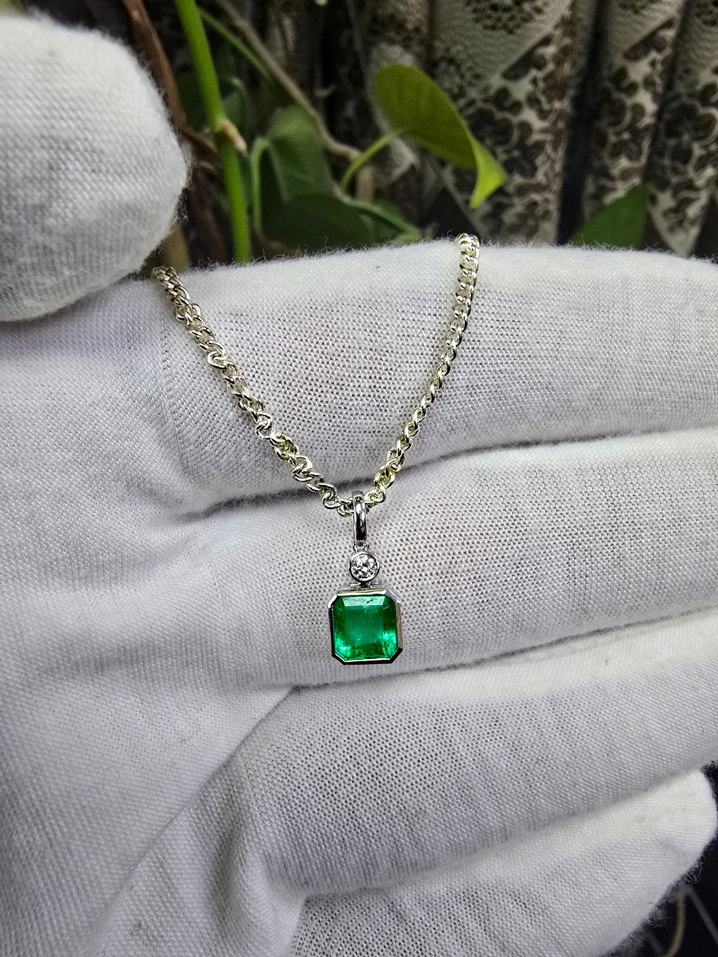 Kariya Certified 1.07 cts. Vivid Green Columbian Emerald Charm Pendant with 18K White Gold and White Diamonds - V1