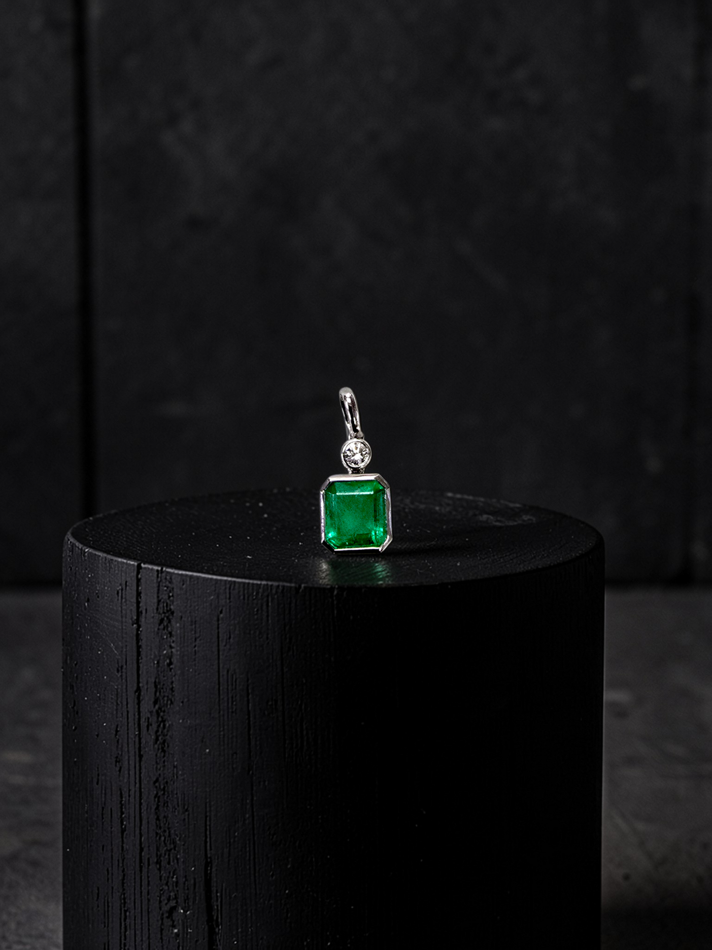 Kariya Certified 1.07 cts. Vivid Green Columbian Emerald Charm Pendant with 18K White Gold and White Diamonds - V1