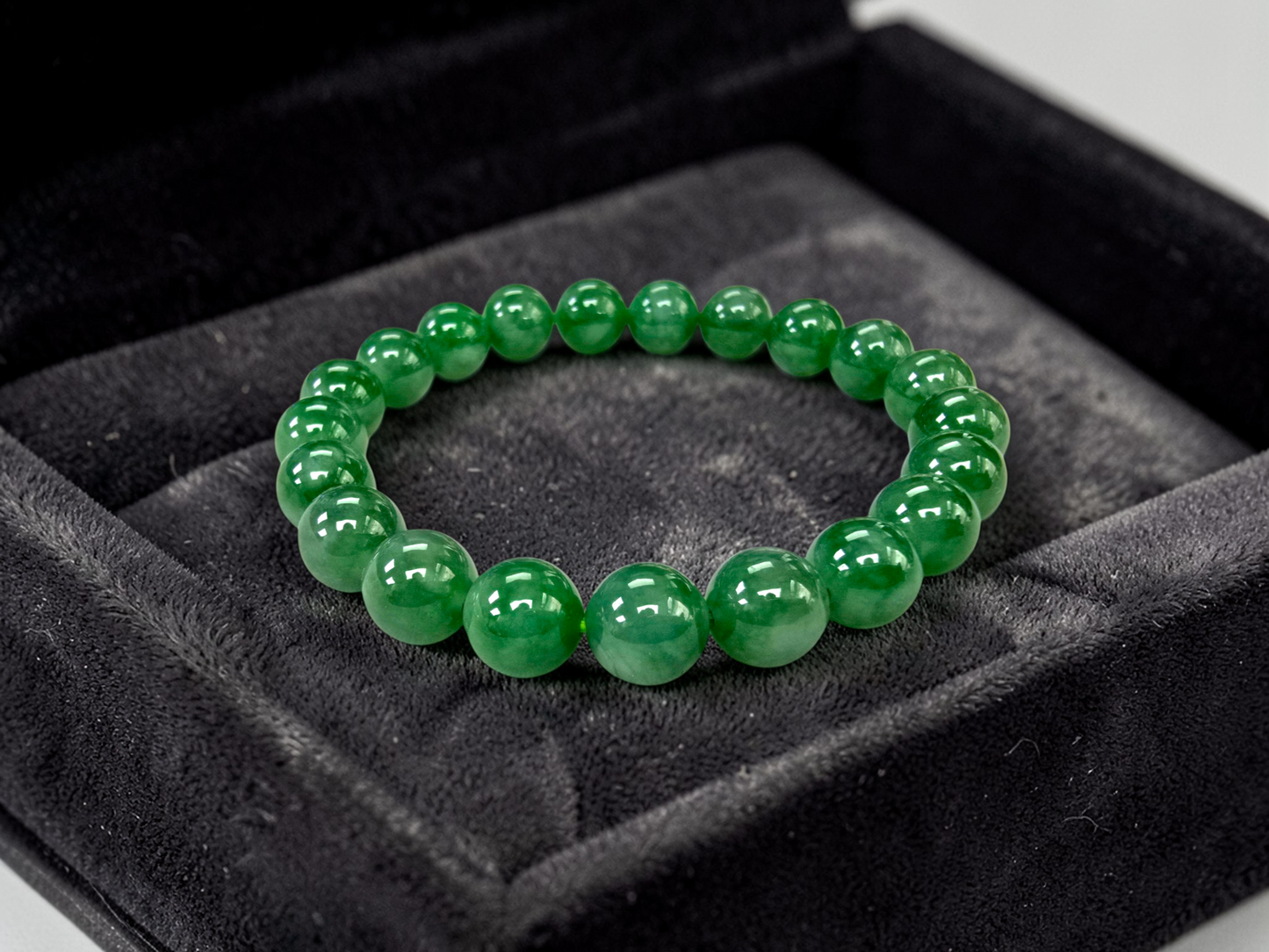 Certified Japanese Vivid Imperial Green Burmese A-Jade Beaded Bracelet (MADE IN JAPAN) (9.50 mm Each x 21 beads) 05050