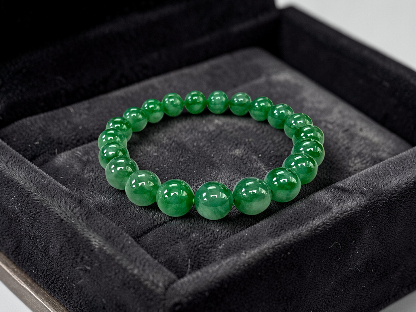 Certified Japanese Vivid Imperial Green Burmese A-Jade Beaded Bracelet (MADE IN JAPAN) (9.50 mm Each x 21 beads) 05050
