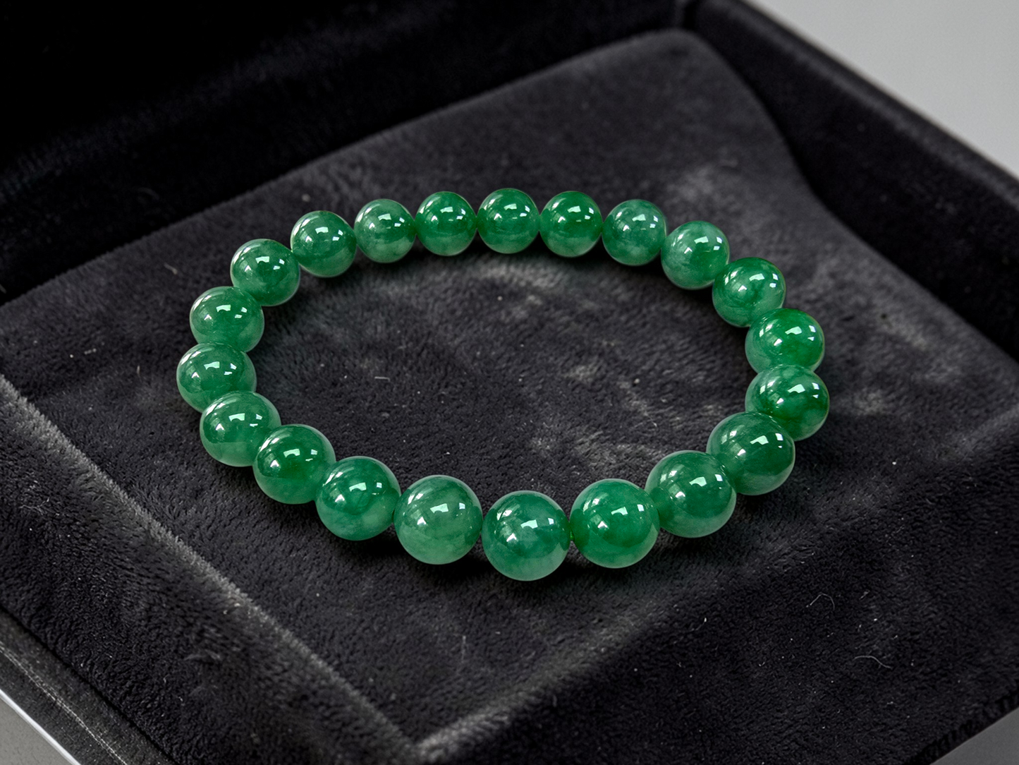 Certified Japanese Vivid Imperial Green Burmese A-Jade Beaded Bracelet (MADE IN JAPAN) (9.50 mm Each x 21 beads) 05050