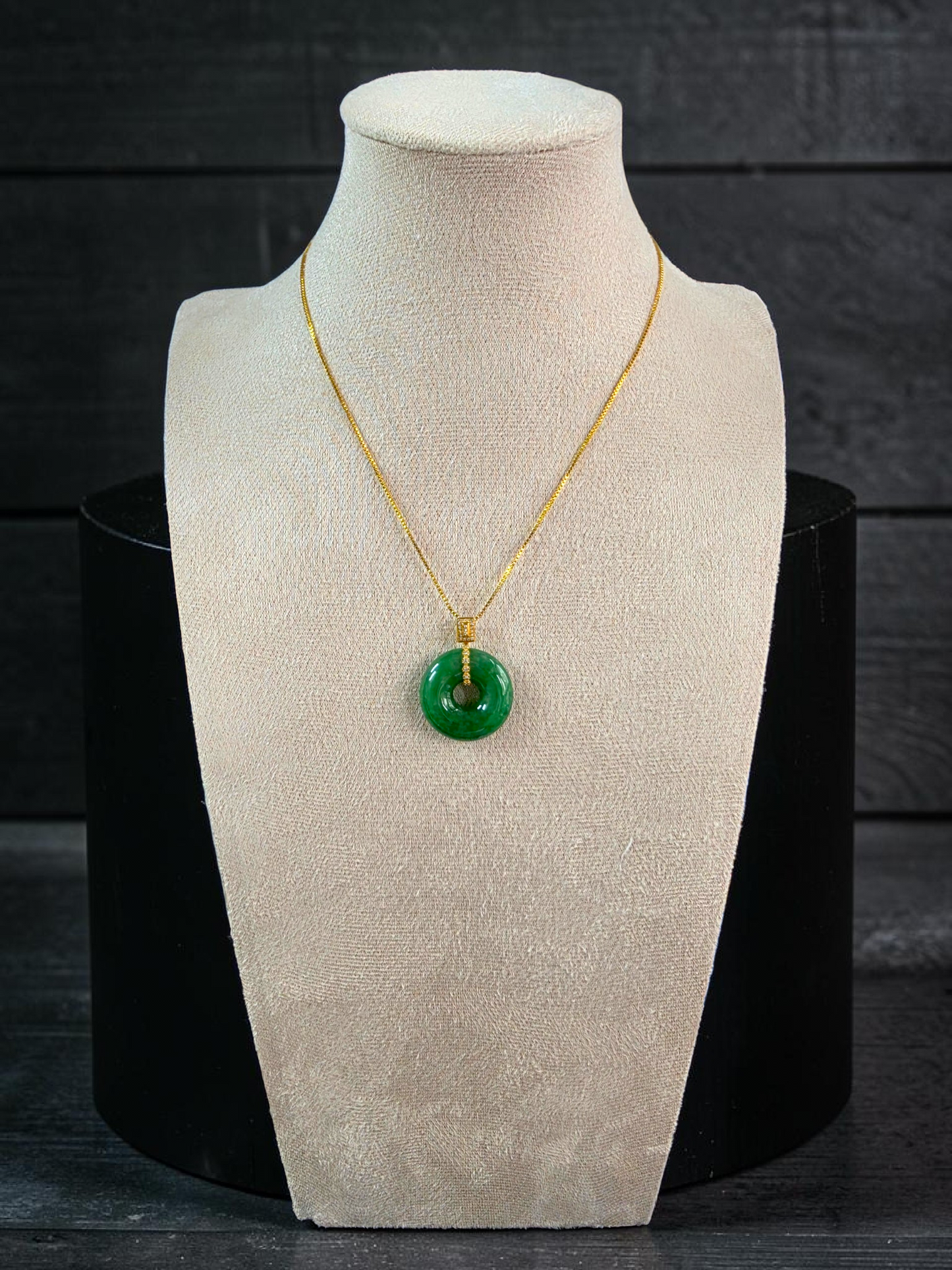 Obu Round Vivid-Imperial Green Burmese A-Jadeite 21.50 mm Donut Charm Pendant (with 18K Yellow Gold and White Diamonds) - Certified