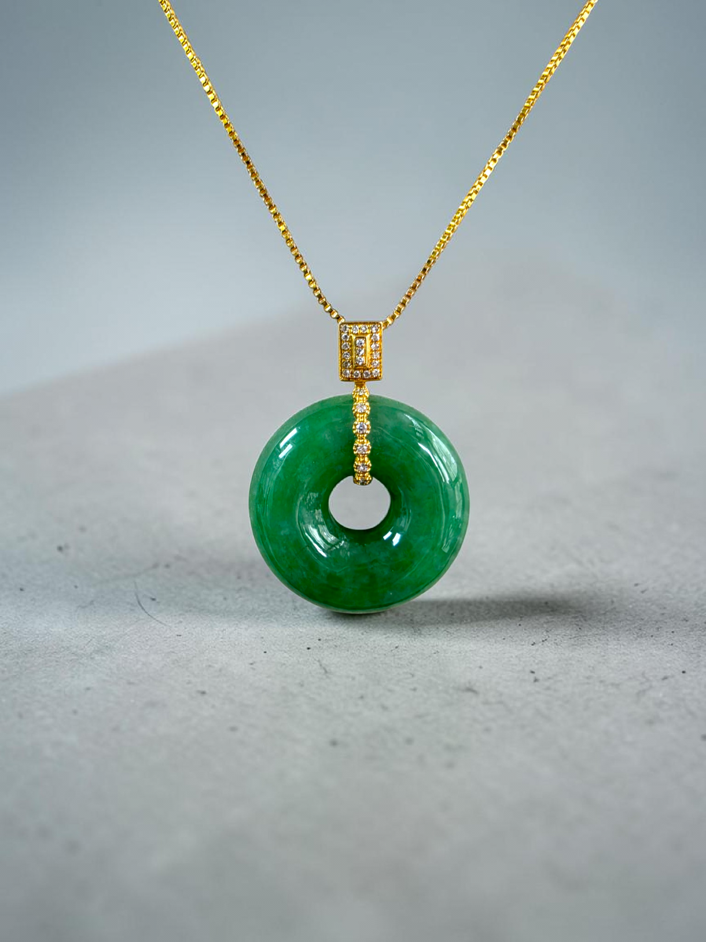 Obu Round Vivid-Imperial Green Burmese A-Jadeite 21.50 mm Donut Charm Pendant (with 18K Yellow Gold and White Diamonds) - Certified
