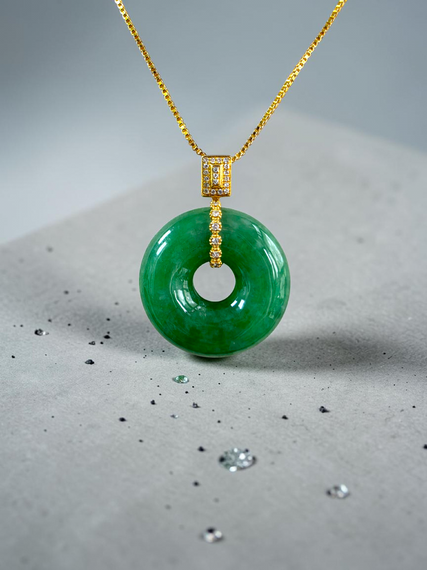 Obu Round Vivid-Imperial Green Burmese A-Jadeite 21.50 mm Donut Charm Pendant (with 18K Yellow Gold and White Diamonds) - Certified