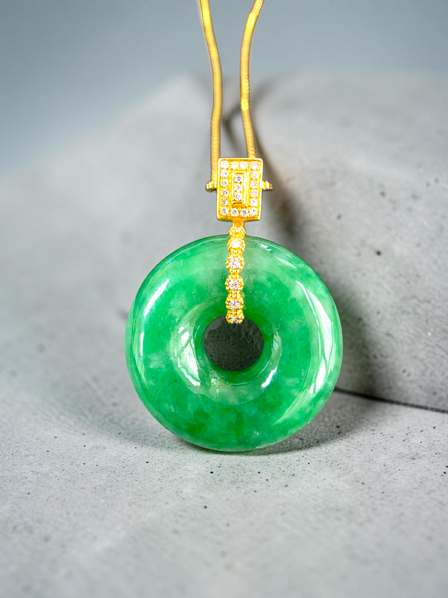 Obu Round Vivid-Imperial Green Burmese A-Jadeite 21.50 mm Donut Charm Pendant (with 18K Yellow Gold and White Diamonds) - Certified