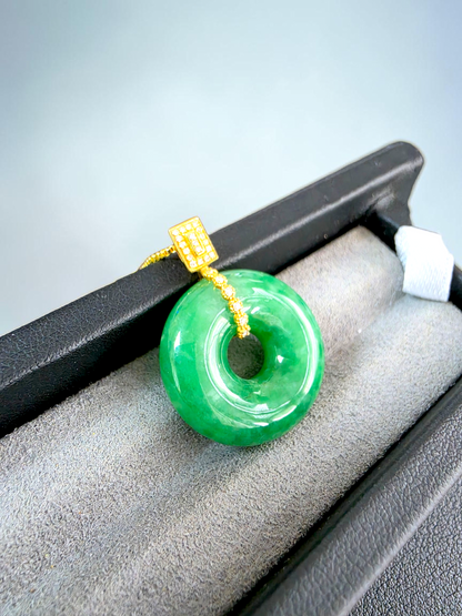 Obu Round Vivid-Imperial Green Burmese A-Jadeite 21.50 mm Donut Charm Pendant (with 18K Yellow Gold and White Diamonds) - Certified
