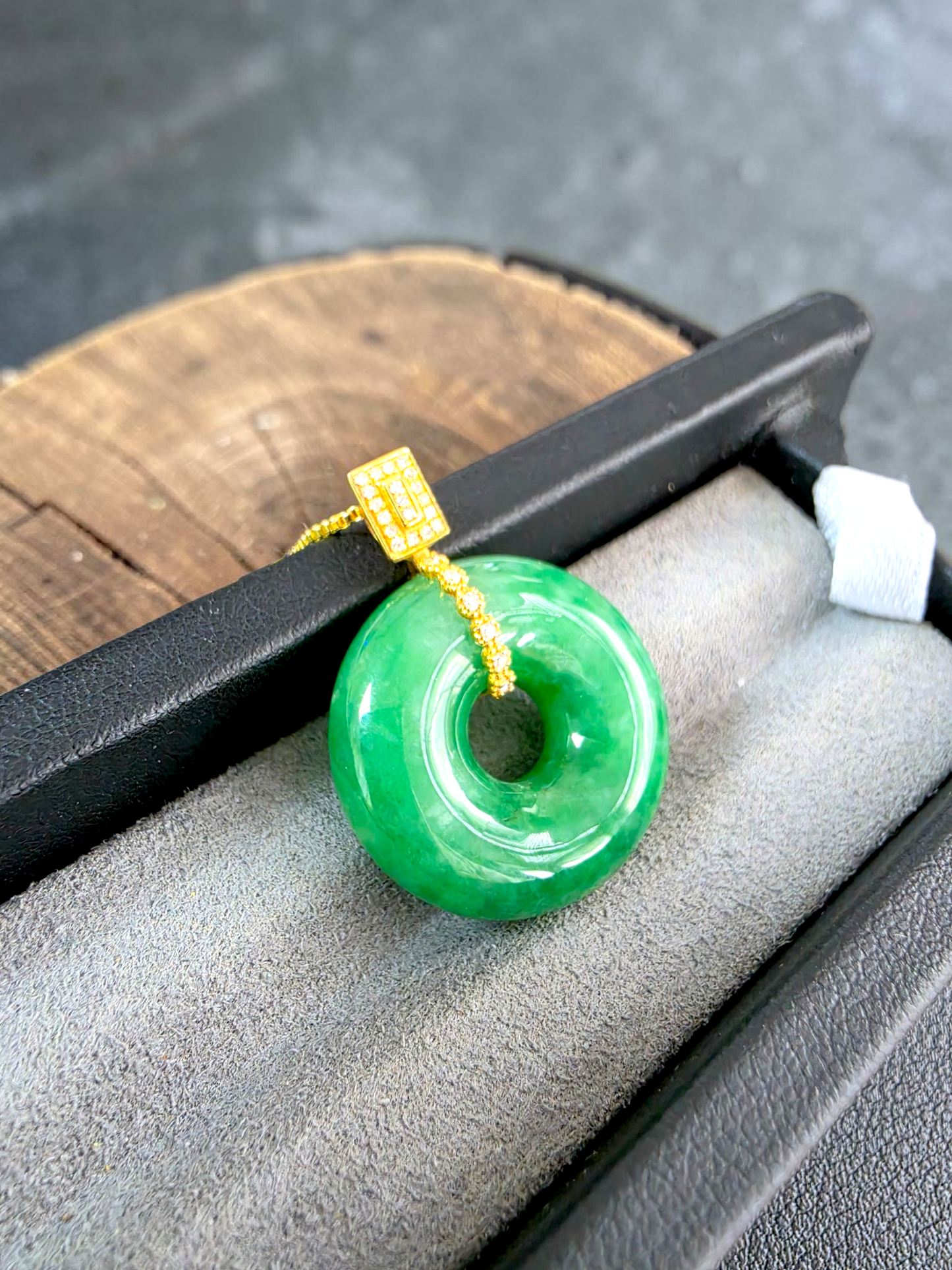 Obu Round Vivid-Imperial Green Burmese A-Jadeite 21.50 mm Donut Charm Pendant (with 18K Yellow Gold and White Diamonds) - Certified
