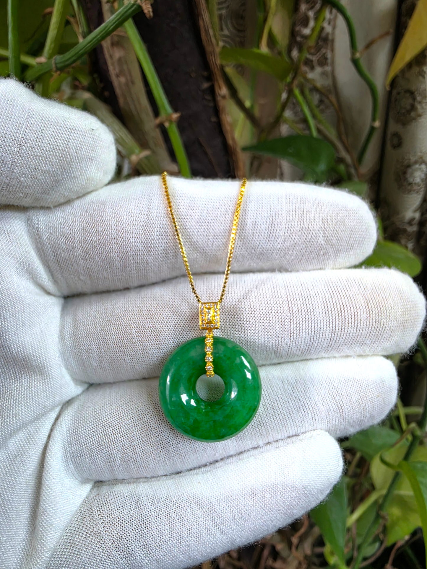 Obu Round Vivid-Imperial Green Burmese A-Jadeite 21.50 mm Donut Charm Pendant (with 18K Yellow Gold and White Diamonds) - Certified