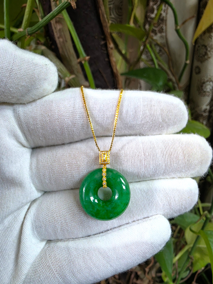 Obu Round Vivid-Imperial Green Burmese A-Jadeite 21.50 mm Donut Charm Pendant (with 18K Yellow Gold and White Diamonds) - Certified