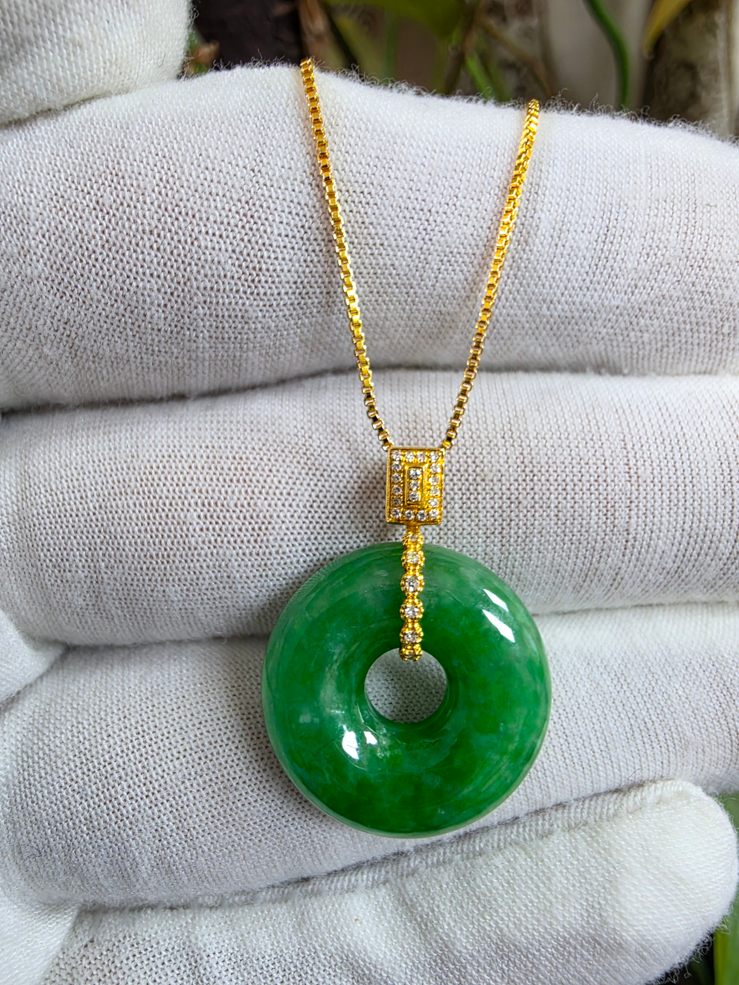 Obu Round Vivid-Imperial Green Burmese A-Jadeite 21.50 mm Donut Charm Pendant (with 18K Yellow Gold and White Diamonds) - Certified